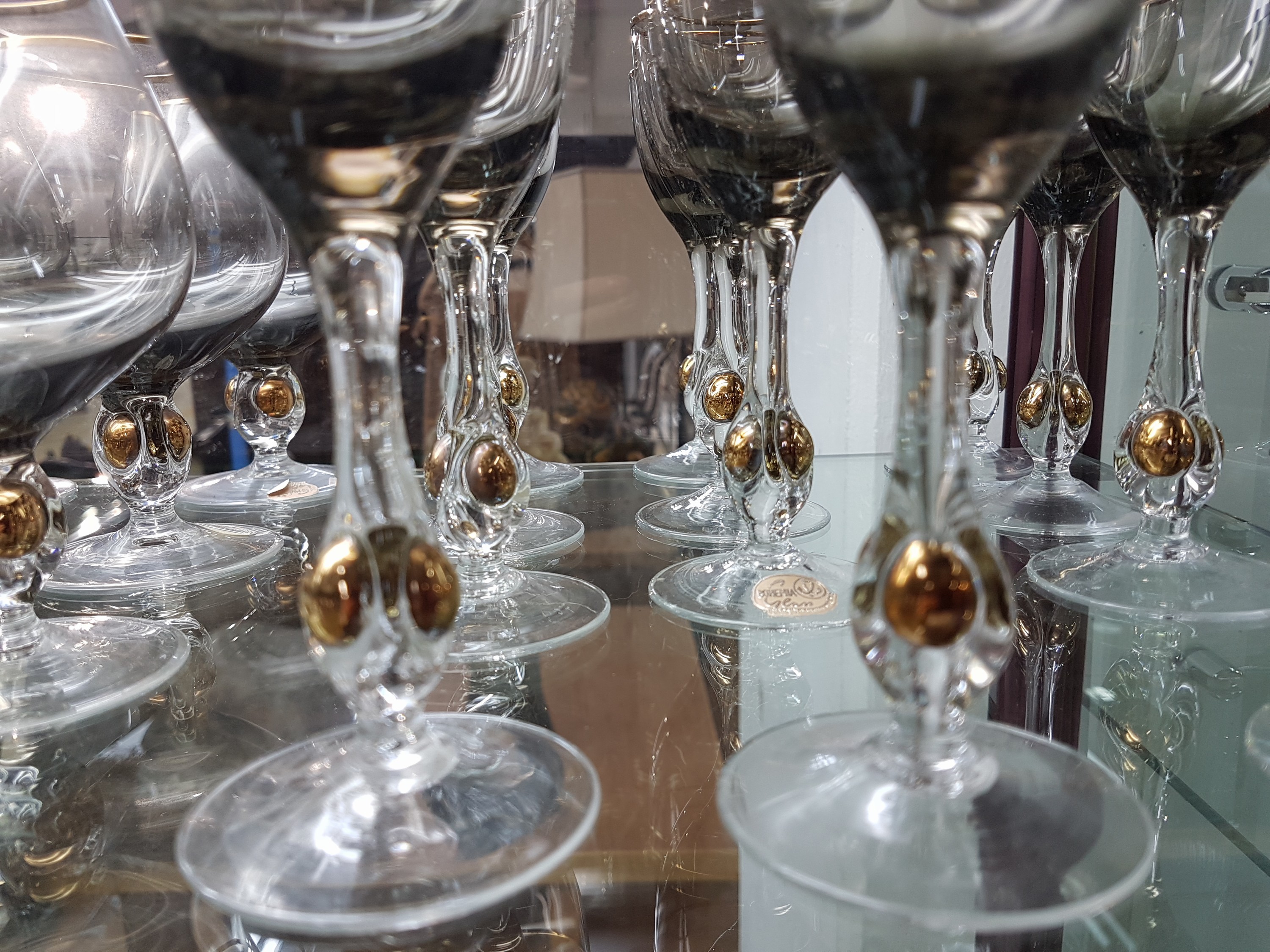 Detail h: 59-tlg. Trinkglasservice "Golden Zuzana", Josef Stanik, Tschechoslowakei, 1950er-Jahre , farbloses Glas mit rauchgrauem Verlauf, Nodus ...