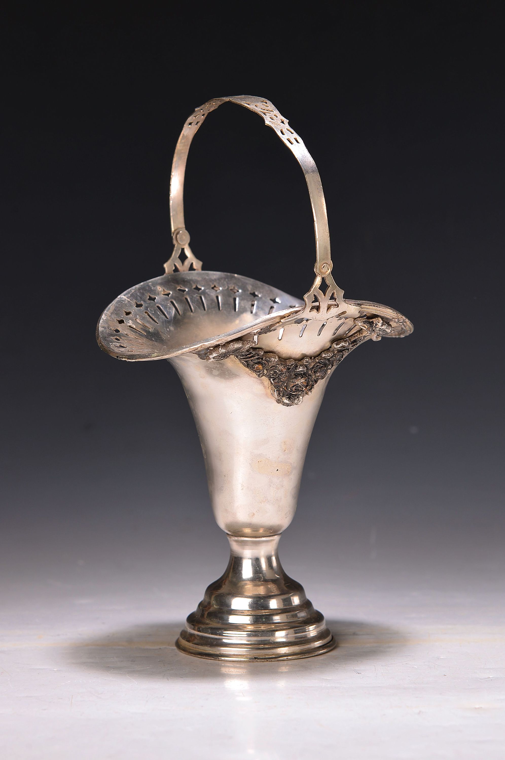 Henkelkorb aus Silber, Anfang 20.Jh., Girlandendekor wohl sekundär, ungemarkt, H. 23cm, 268g