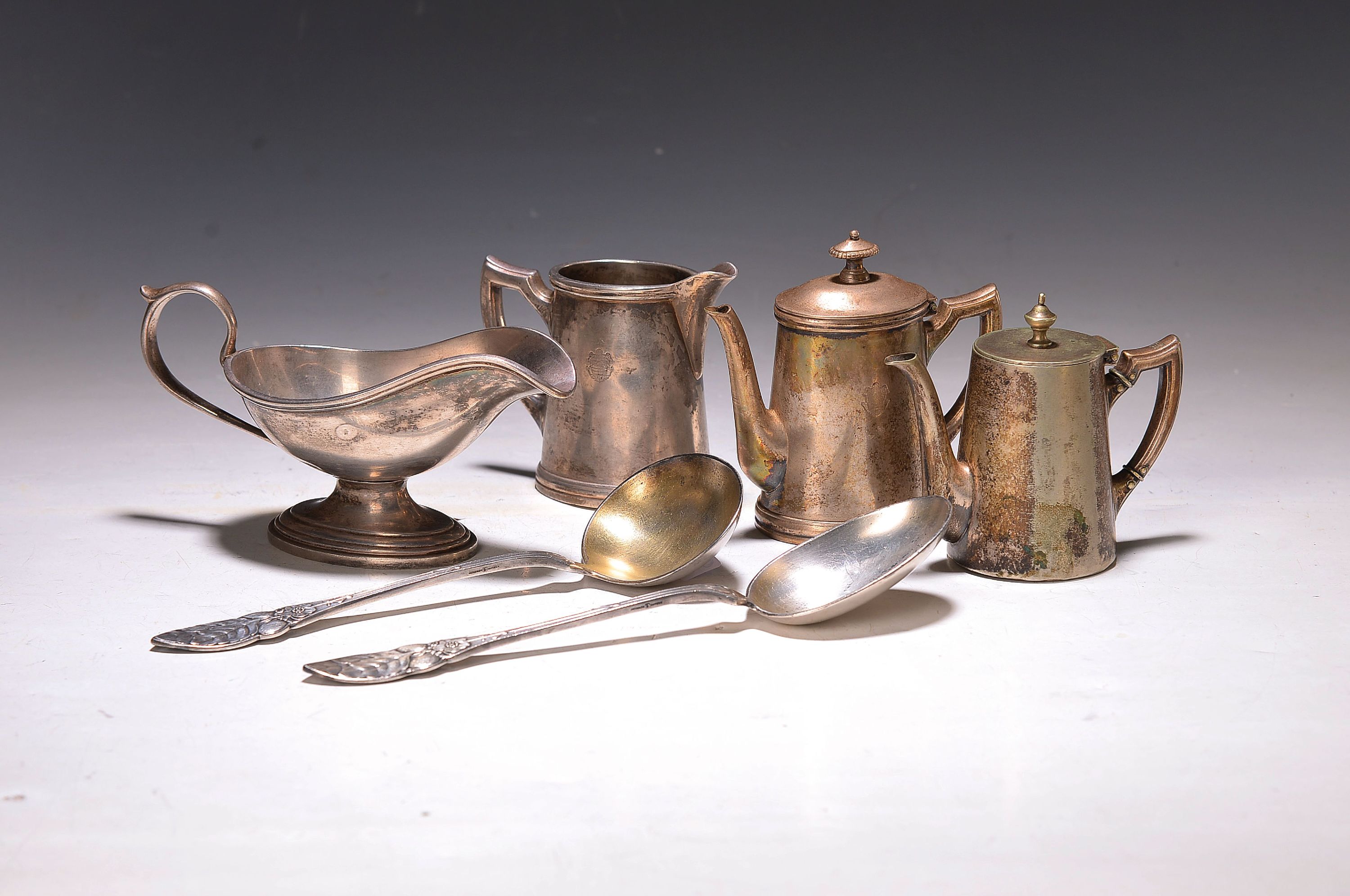 Image 26957156 - 6 Tafelobjekte, Metallwerk Arthur Krupp Berndorf, nach 1908, Weißmetall, Soßengießer, ...