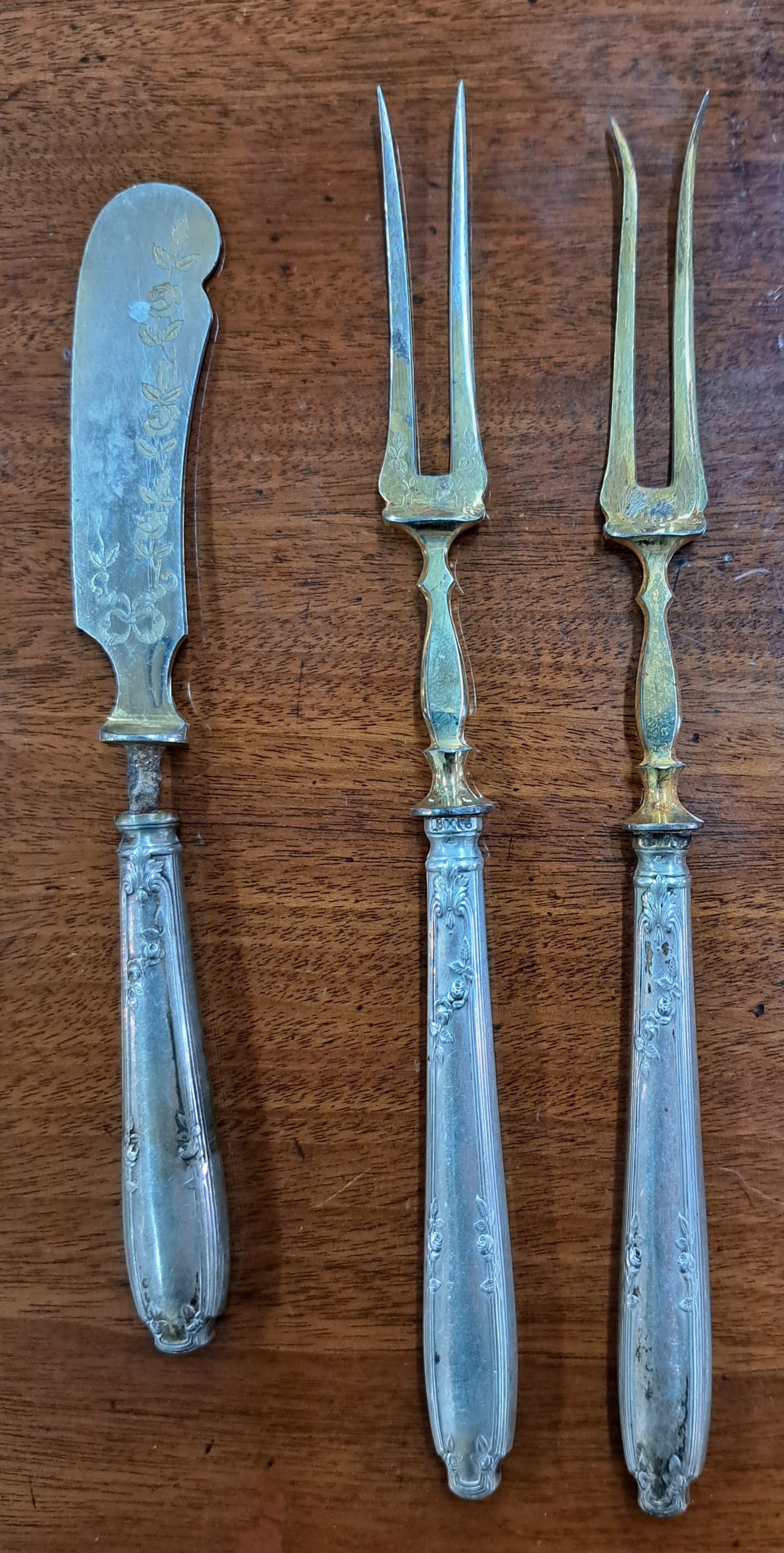 Detail b: Besteckteile, Koch & Bergfeld, um 1900, 800er Aufsätze vergoldet, 2 tlg. Salatbesteck mit Horneinsätzen, 2 tlg Fischvorlegebesteck, Tortenmesser, ...