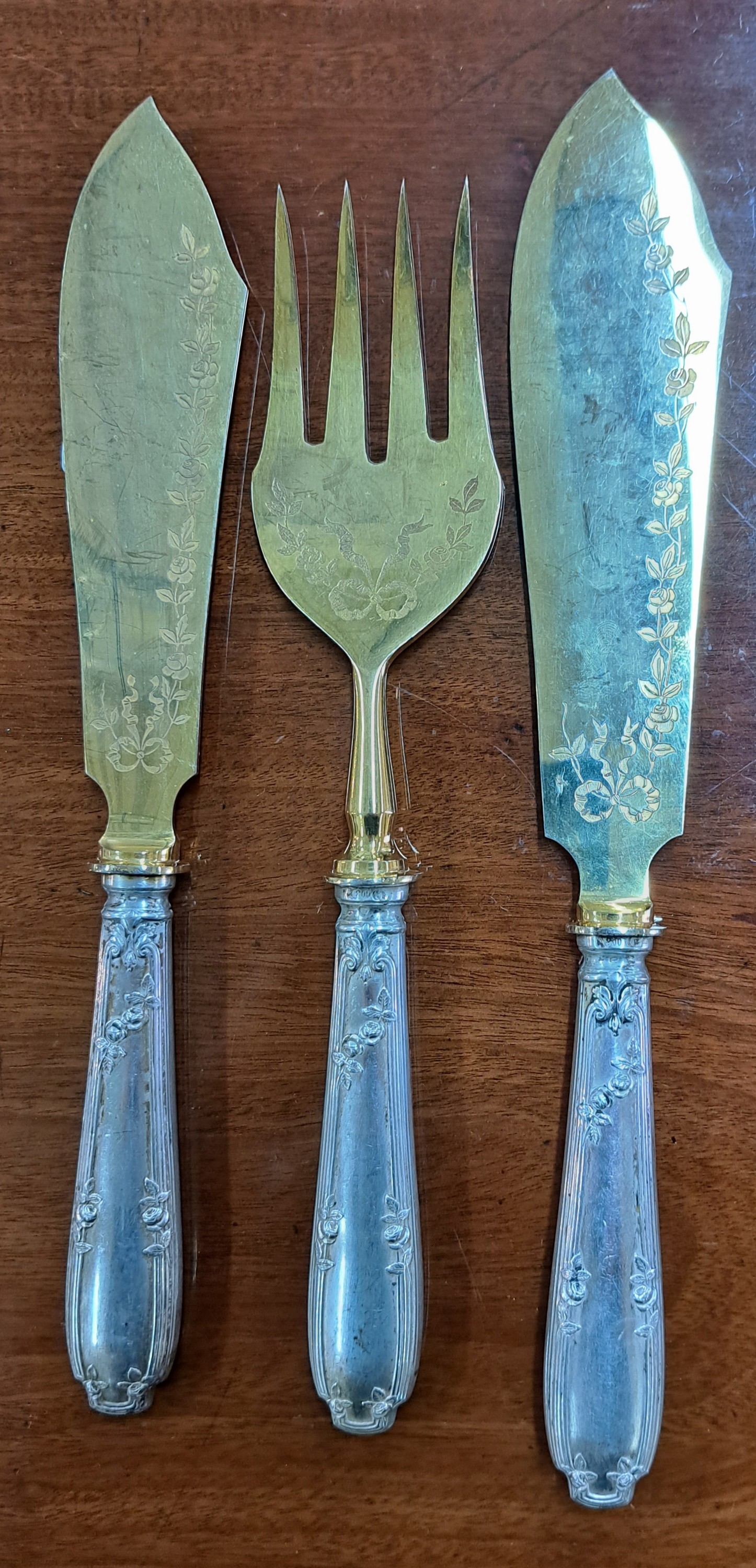 Detail c: Besteckteile, Koch & Bergfeld, um 1900, 800er Aufsätze vergoldet, 2 tlg. Salatbesteck mit Horneinsätzen, 2 tlg Fischvorlegebesteck, Tortenmesser, ...