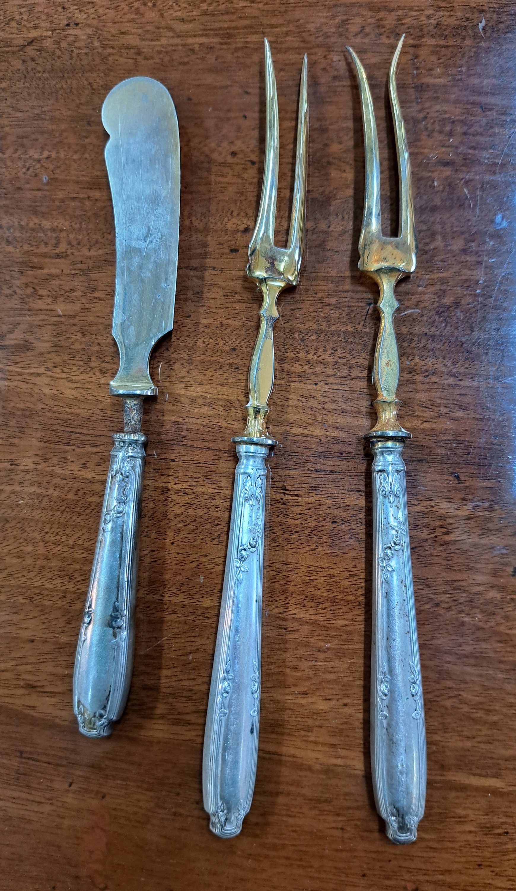 Detail e: Besteckteile, Koch & Bergfeld, um 1900, 800er Aufsätze vergoldet, 2 tlg. Salatbesteck mit Horneinsätzen, 2 tlg Fischvorlegebesteck, Tortenmesser, ...