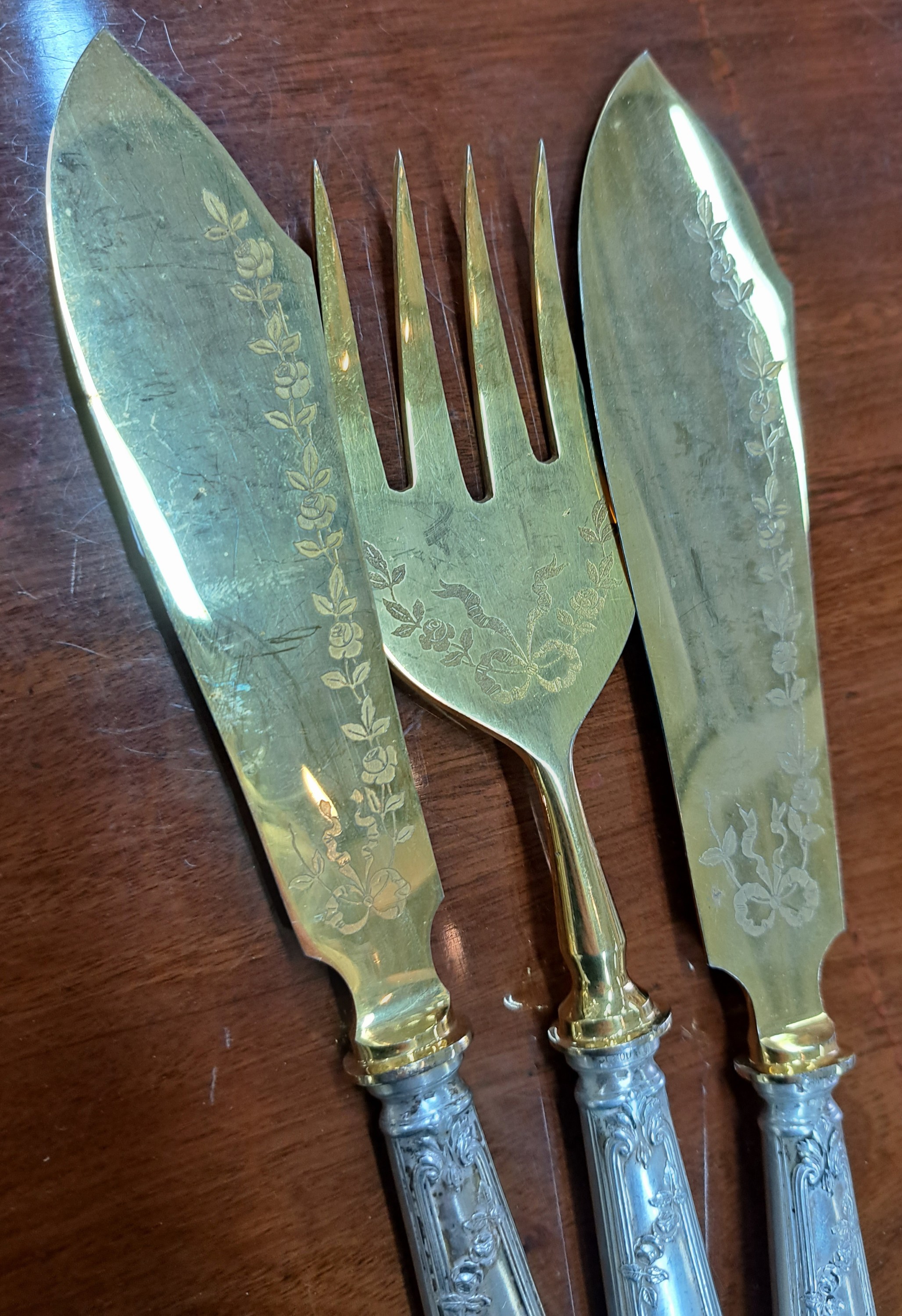 Detail h: Besteckteile, Koch & Bergfeld, um 1900, 800er Aufsätze vergoldet, 2 tlg. Salatbesteck mit Horneinsätzen, 2 tlg Fischvorlegebesteck, Tortenmesser, ...