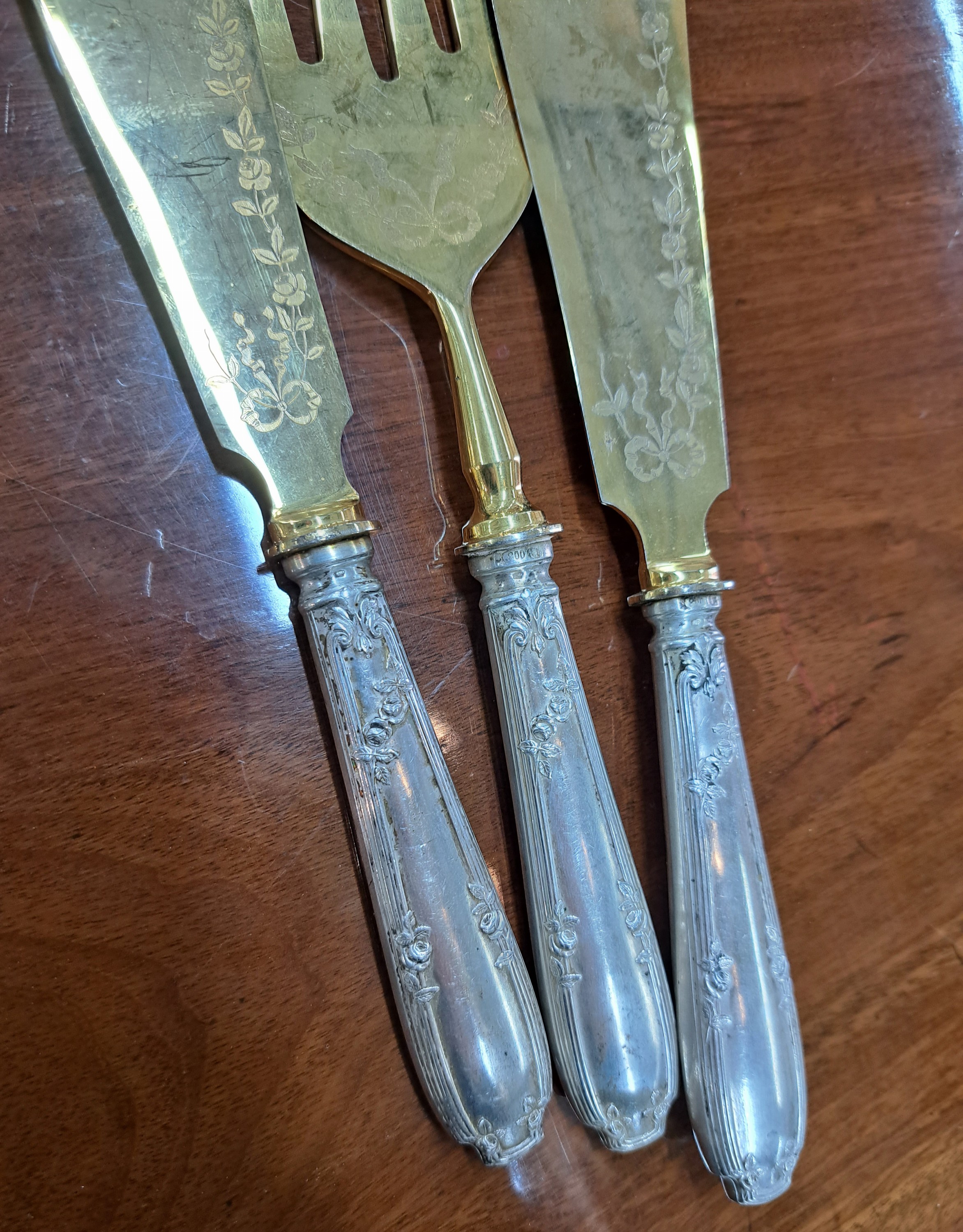 Detail i: Besteckteile, Koch & Bergfeld, um 1900, 800er Aufsätze vergoldet, 2 tlg. Salatbesteck mit Horneinsätzen, 2 tlg Fischvorlegebesteck, Tortenmesser, ...
