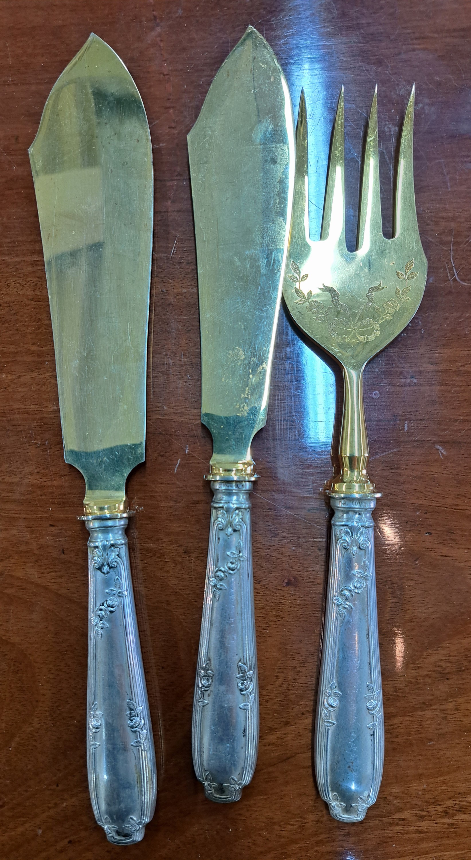 Detail k: Besteckteile, Koch & Bergfeld, um 1900, 800er Aufsätze vergoldet, 2 tlg. Salatbesteck mit Horneinsätzen, 2 tlg Fischvorlegebesteck, Tortenmesser, ...