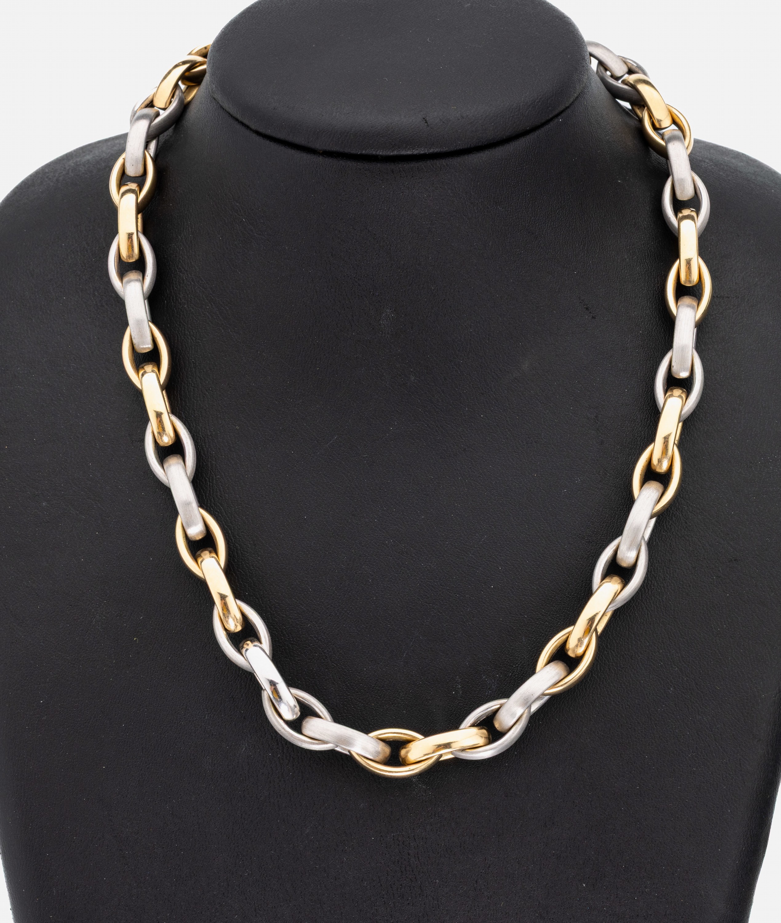 14 kt Gold Collier, GG/WG 585/000, ovale Glieder im Farbwechsel, z.T. pol. und matt., L. ca. 44.5 cm, verdecktes Schloss mit Sicherheitsacht, ca. ...