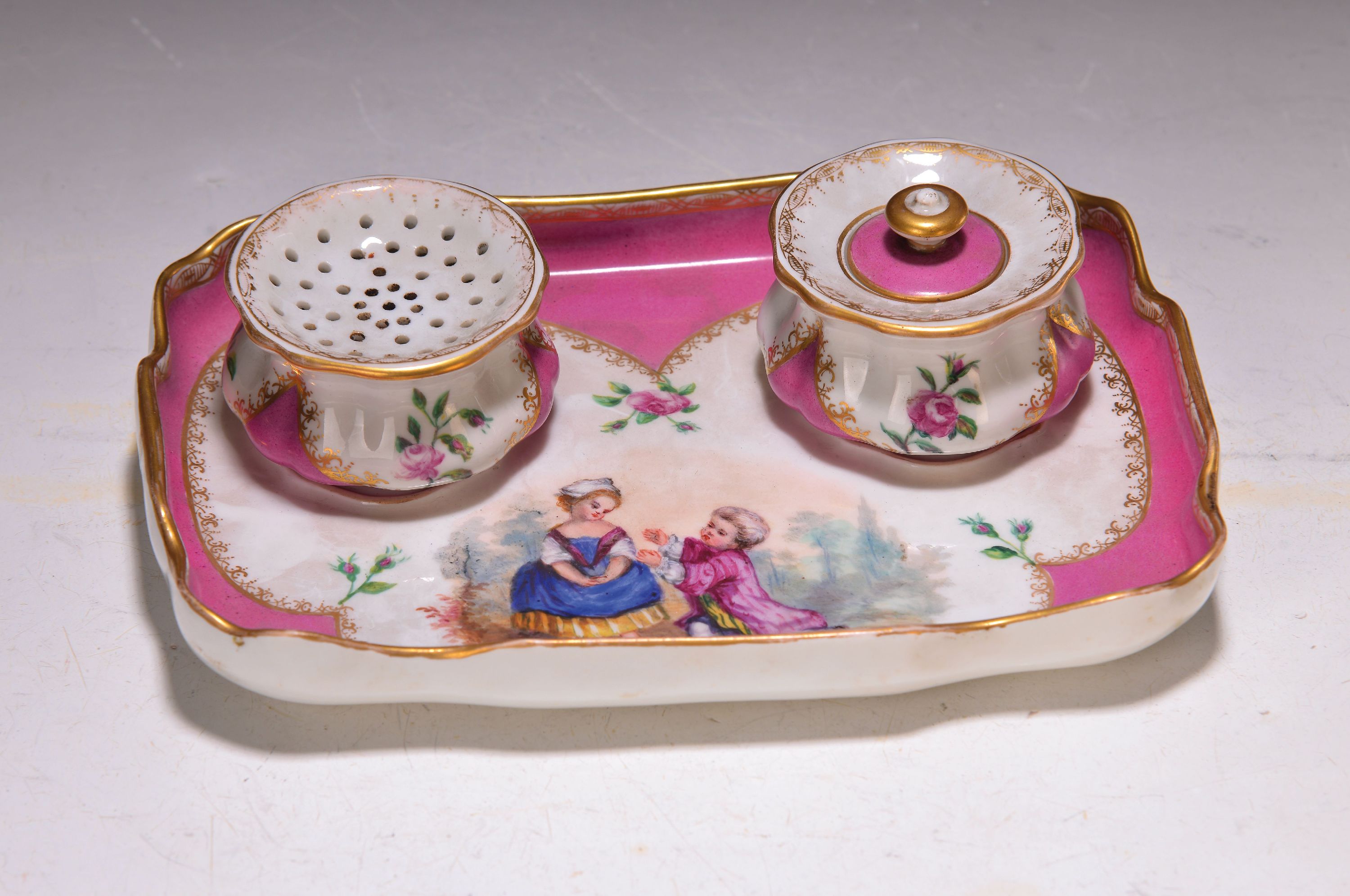 Tintenset, Meissen, Knaufzeit, 2.Wahl, Porzellan, pinkfarbener Fond, Goldstaffage, Malerei mit Putten als galantes Paar, 3 tlg., Tablett mit zwei ...