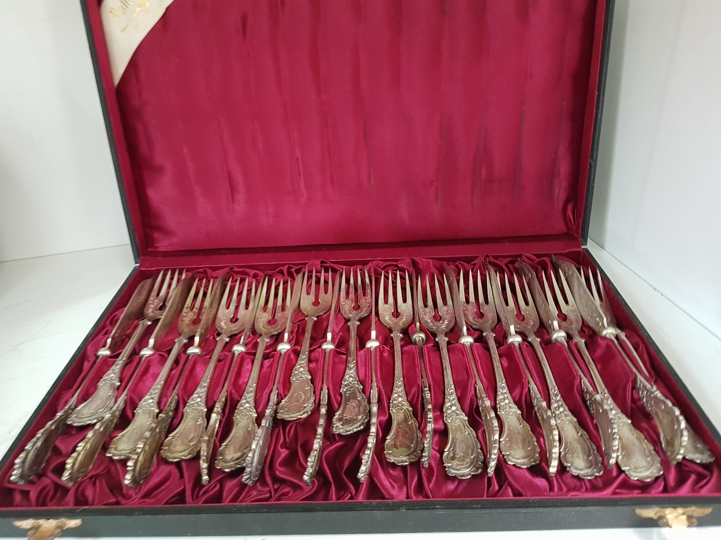 Detail a: Fischbesteck, deutsch, um 1900, 800er Silber, für 12 Personen, 12 Gabeln und 12 Messer, Vollsilber, floral graviert und Monogramm, ca. 1040 g, L. ...