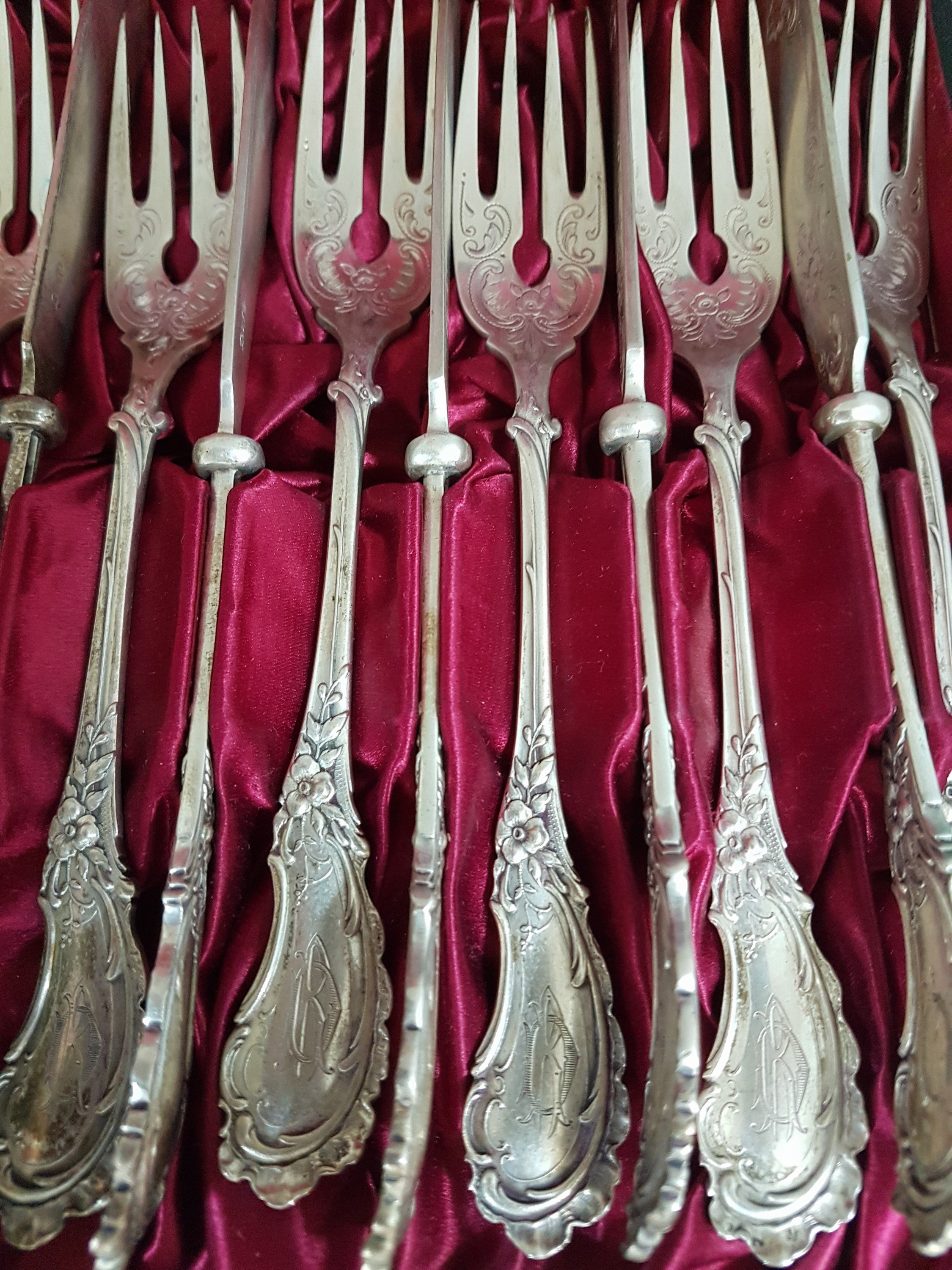 Detail b: Fischbesteck, deutsch, um 1900, 800er Silber, für 12 Personen, 12 Gabeln und 12 Messer, Vollsilber, floral graviert und Monogramm, ca. 1040 g, L. ...