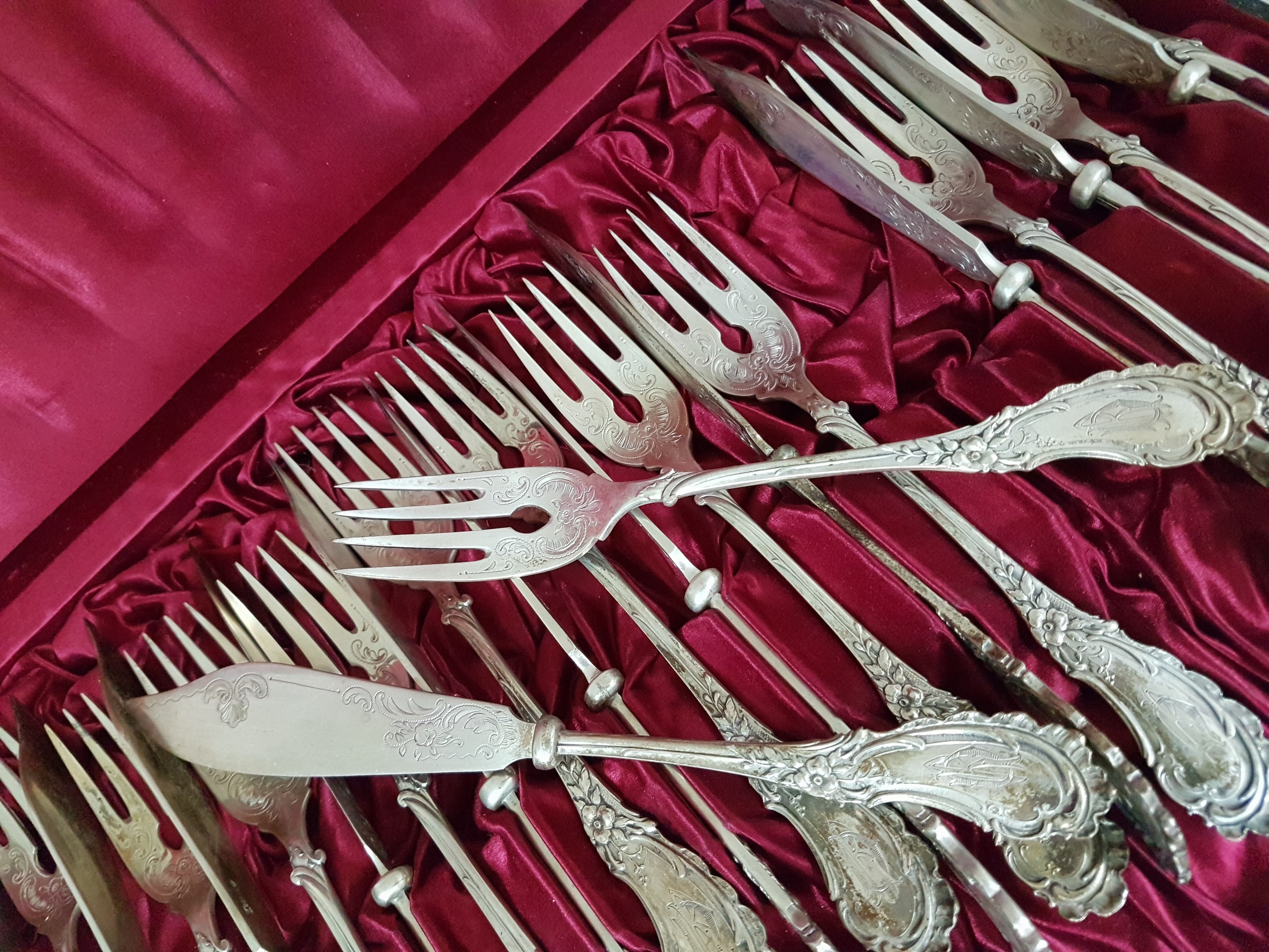 Detail c: Fischbesteck, deutsch, um 1900, 800er Silber, für 12 Personen, 12 Gabeln und 12 Messer, Vollsilber, floral graviert und Monogramm, ca. 1040 g, L. ...