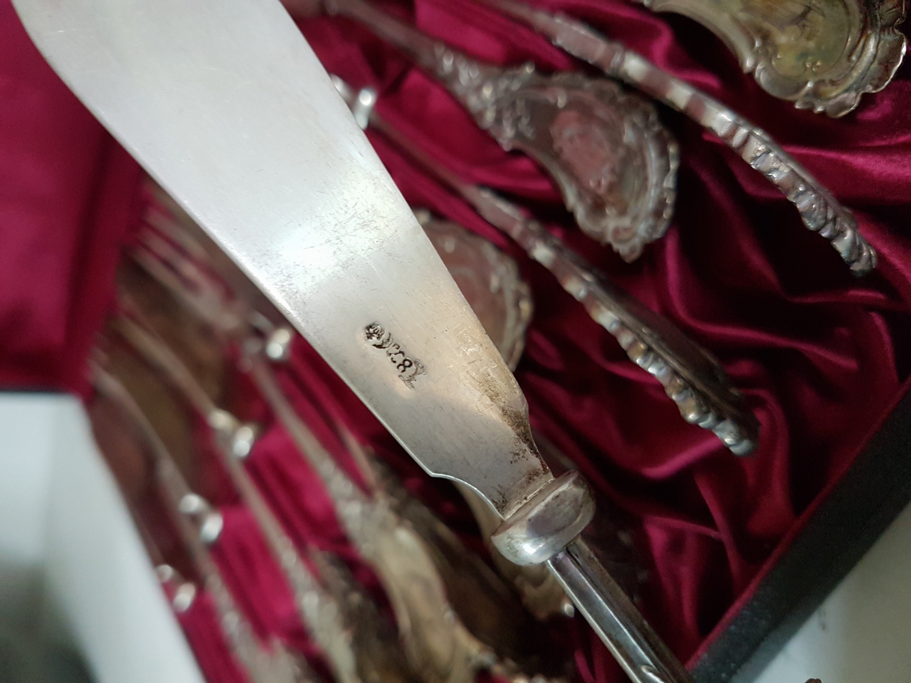 Detail d: Fischbesteck, deutsch, um 1900, 800er Silber, für 12 Personen, 12 Gabeln und 12 Messer, Vollsilber, floral graviert und Monogramm, ca. 1040 g, L. ...