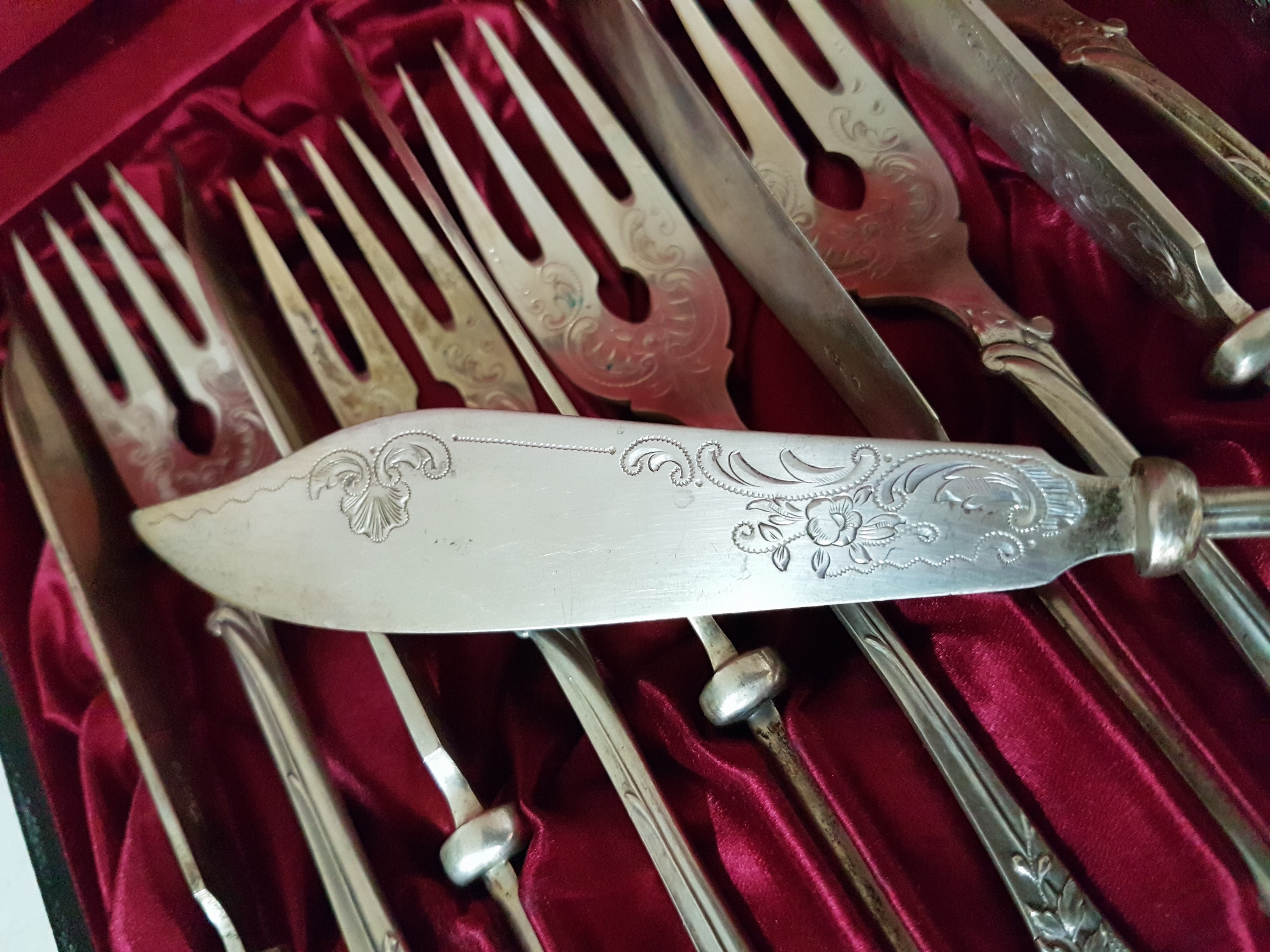 Detail e: Fischbesteck, deutsch, um 1900, 800er Silber, für 12 Personen, 12 Gabeln und 12 Messer, Vollsilber, floral graviert und Monogramm, ca. 1040 g, L. ...