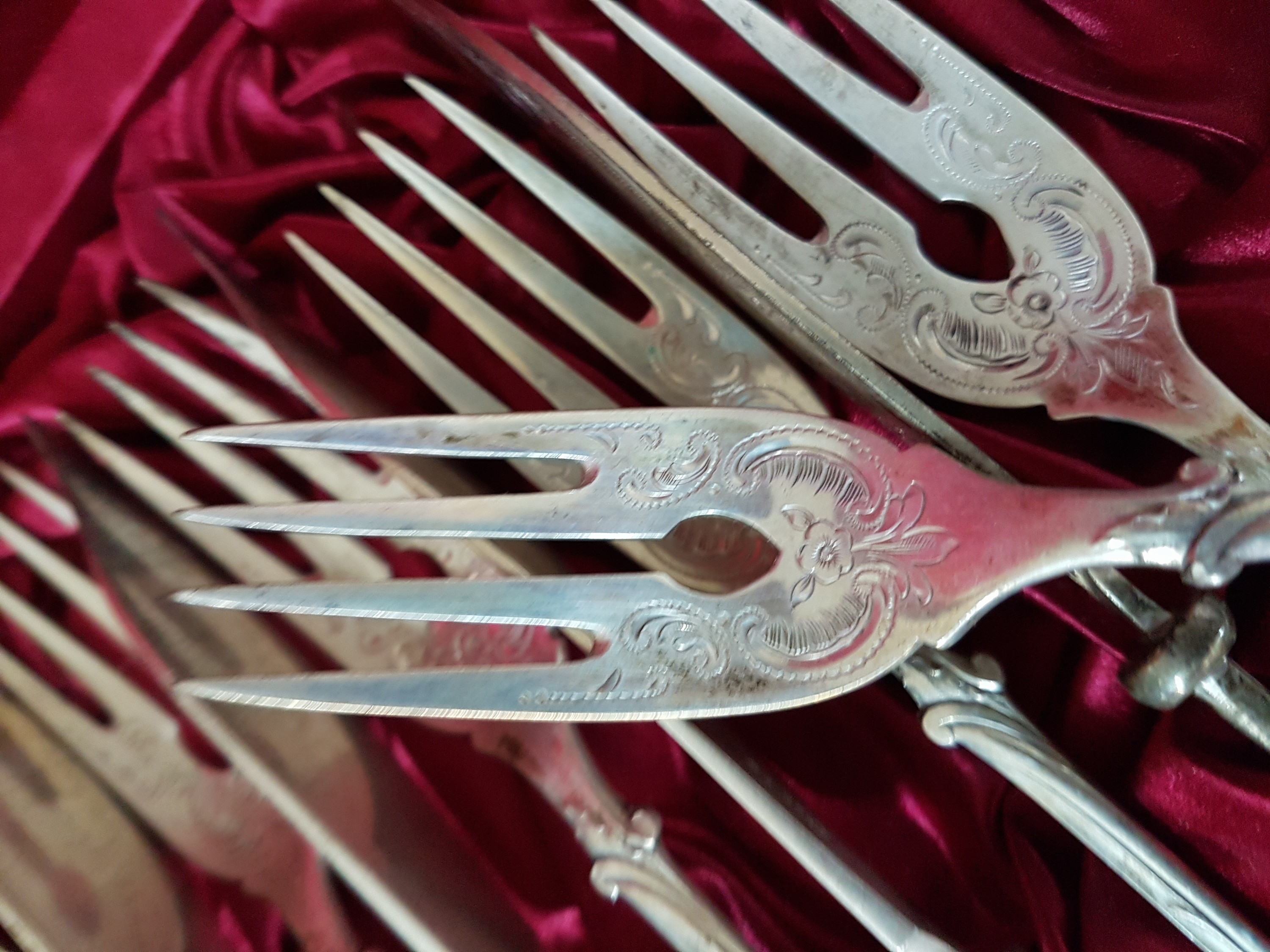 Detail f: Fischbesteck, deutsch, um 1900, 800er Silber, für 12 Personen, 12 Gabeln und 12 Messer, Vollsilber, floral graviert und Monogramm, ca. 1040 g, L. ...