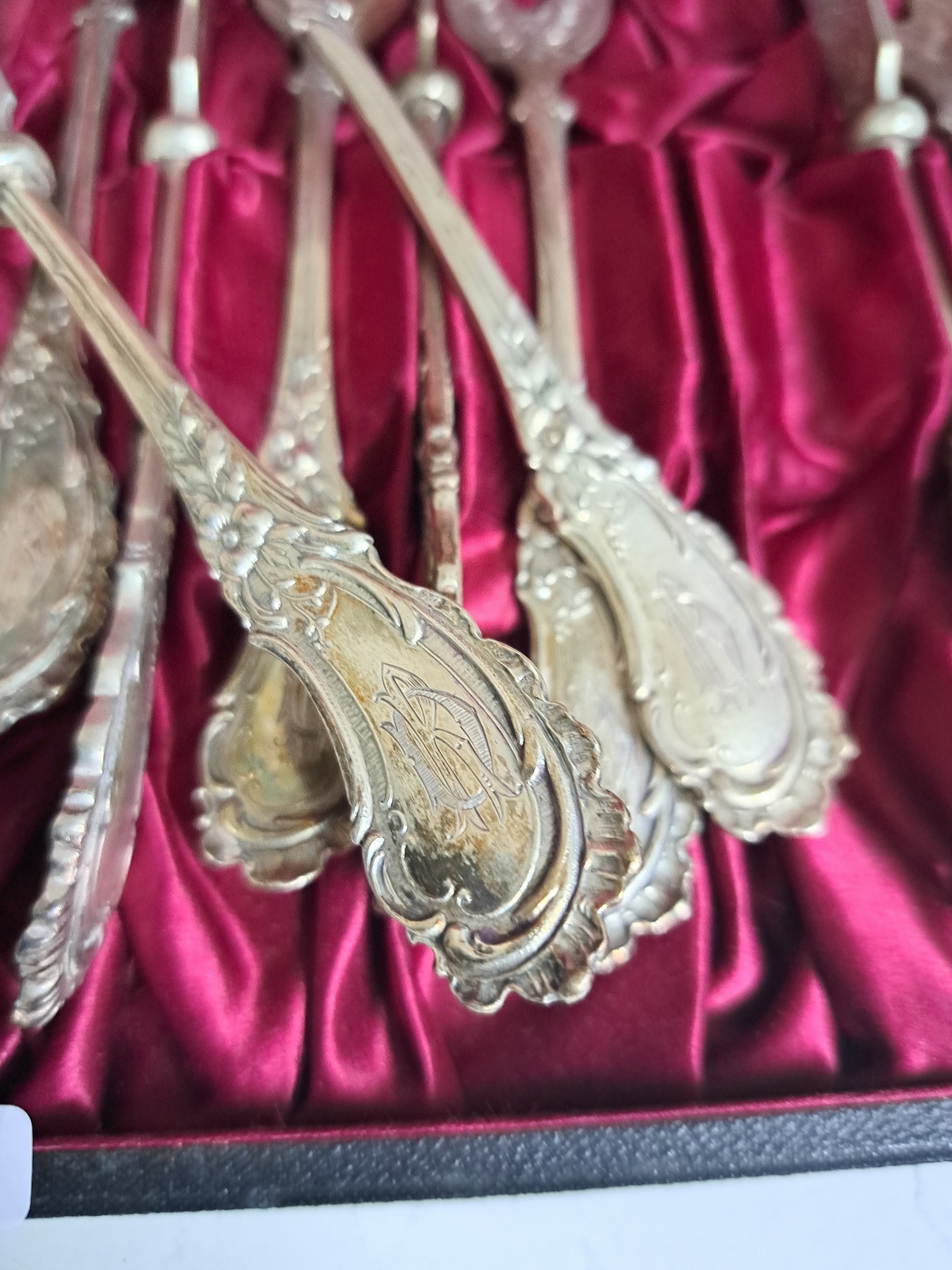 Detail g: Fischbesteck, deutsch, um 1900, 800er Silber, für 12 Personen, 12 Gabeln und 12 Messer, Vollsilber, floral graviert und Monogramm, ca. 1040 g, L. ...