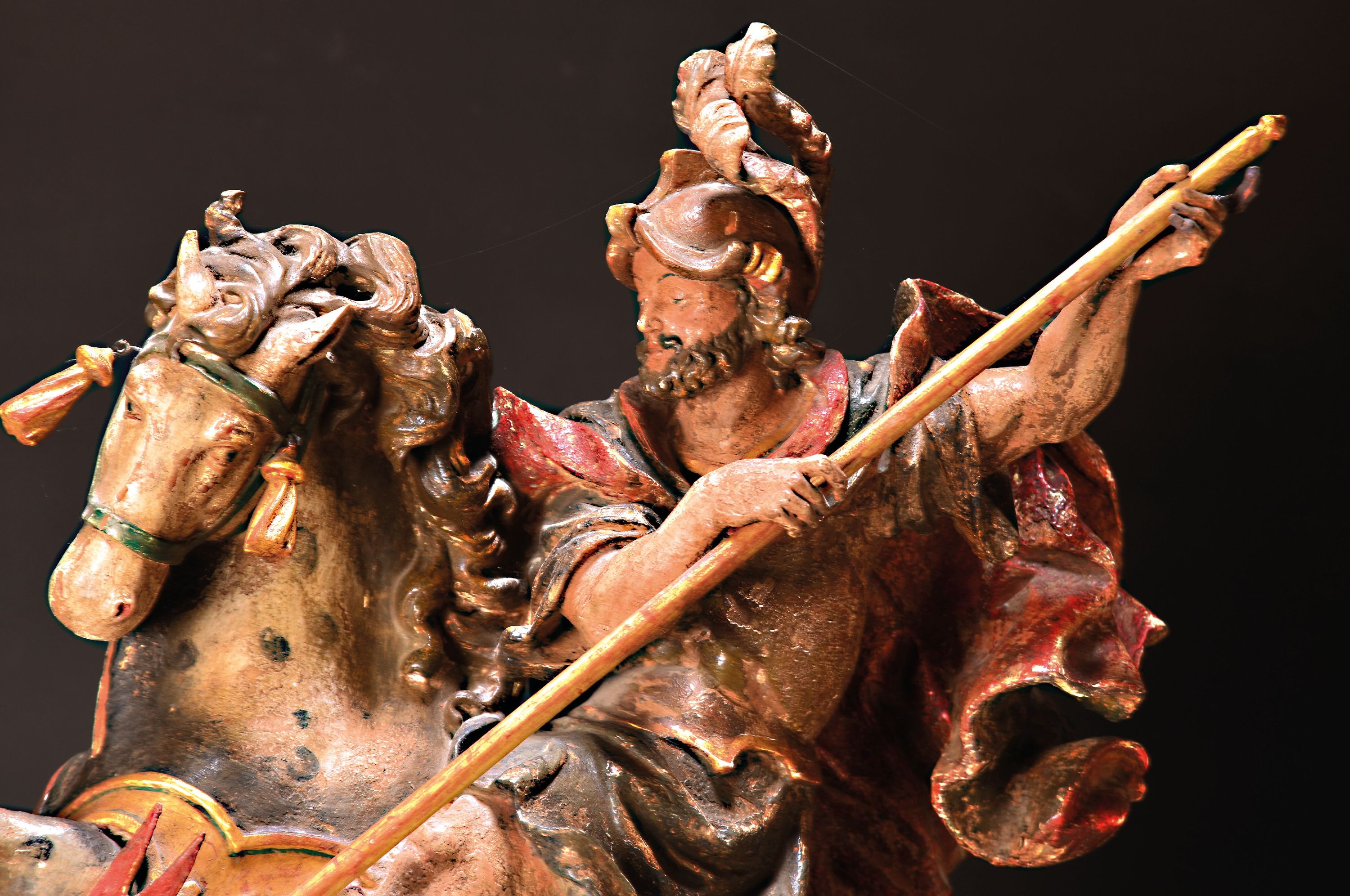 Detail b: Heiligenfigur, wohl Südtirol, Mitte 20. Jh., Lindenholz geschnitzt, Hl. Georg der Drachentöter zu Pferd mit Lanze, gefasst, nach barockem Vorbild, ...