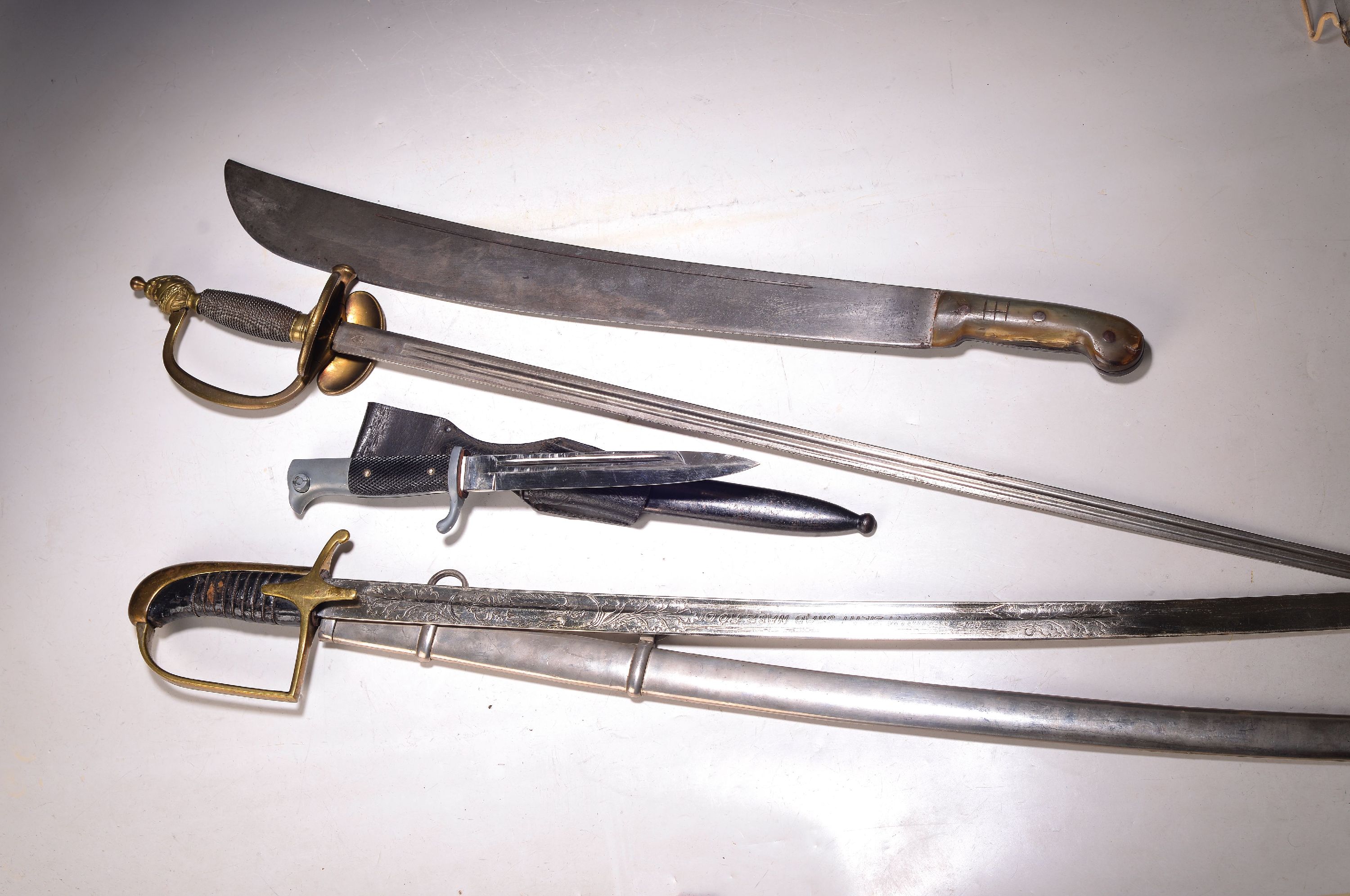 Konvolut aus vier Blankwaffen: Ausgeh- Seitengewehr 40er Jahre, Stahlgefäß, Bakelit Griffschalen, Scheide mit Koppelschuh, Länge 35cm; ...