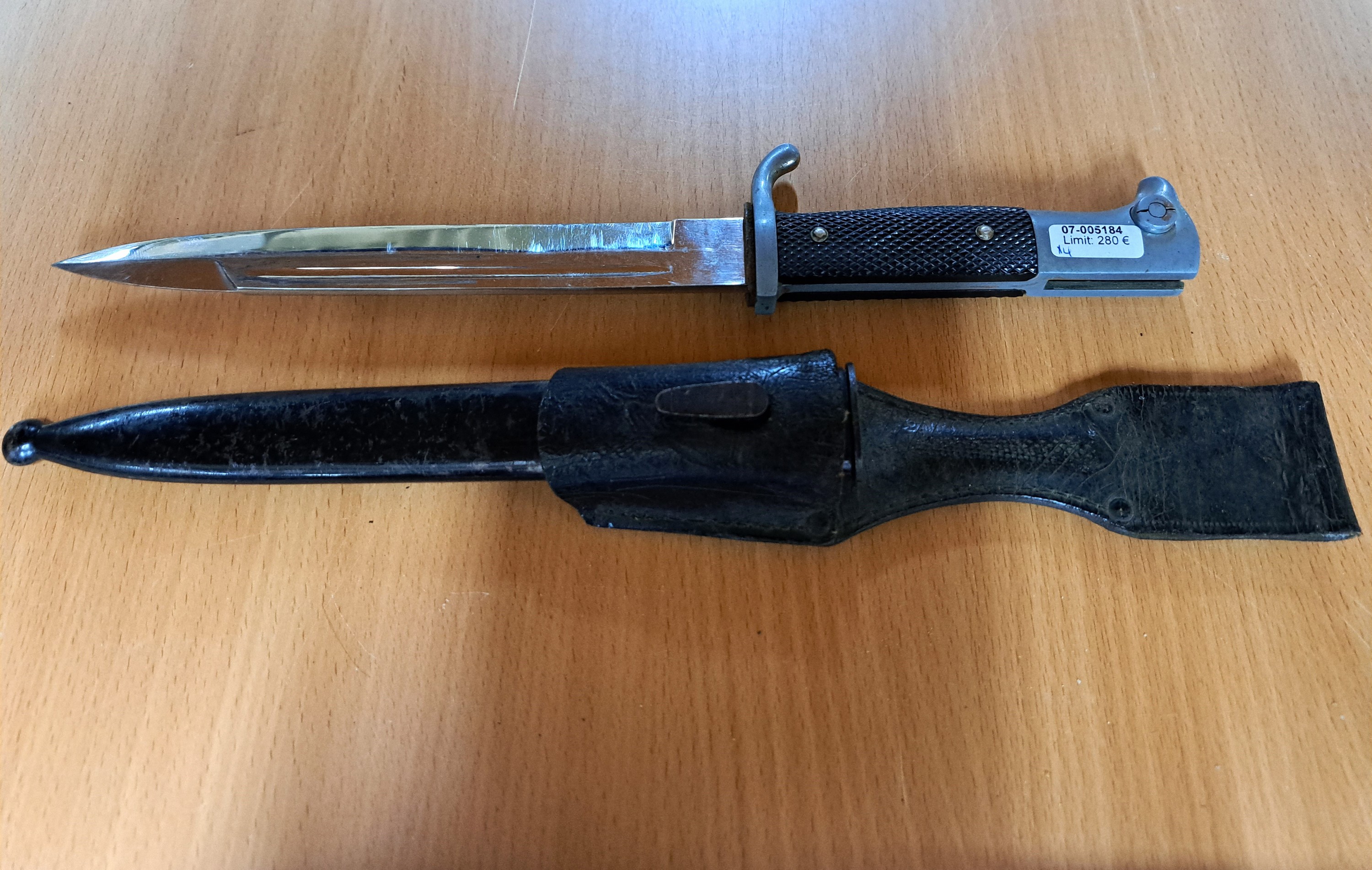 Detail a: Konvolut aus vier Blankwaffen: Ausgeh- Seitengewehr 40er Jahre, Stahlgefäß, Bakelit Griffschalen, Scheide mit Koppelschuh, Länge 35cm; ...