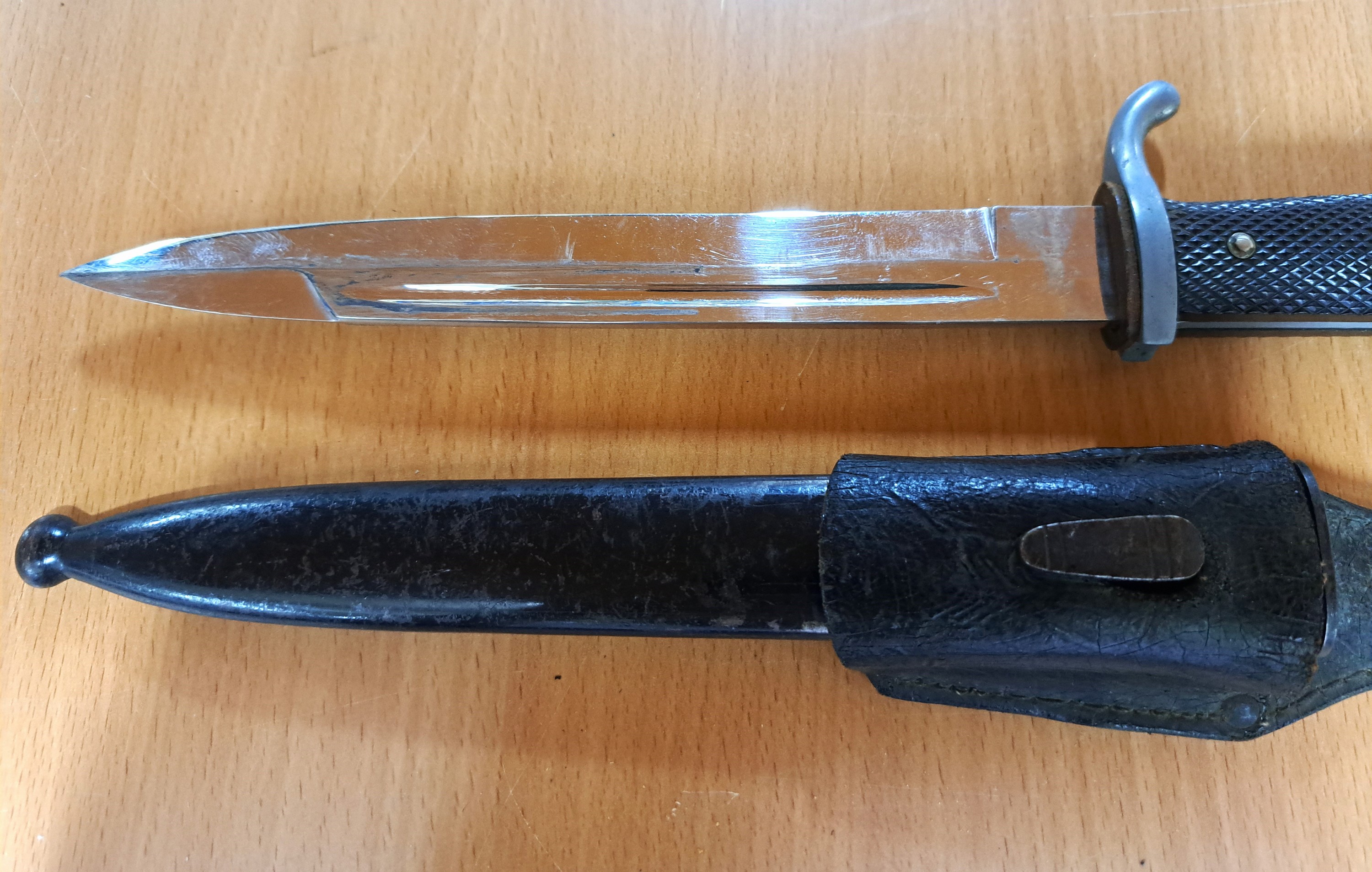 Detail b: Konvolut aus vier Blankwaffen: Ausgeh- Seitengewehr 40er Jahre, Stahlgefäß, Bakelit Griffschalen, Scheide mit Koppelschuh, Länge 35cm; ...
