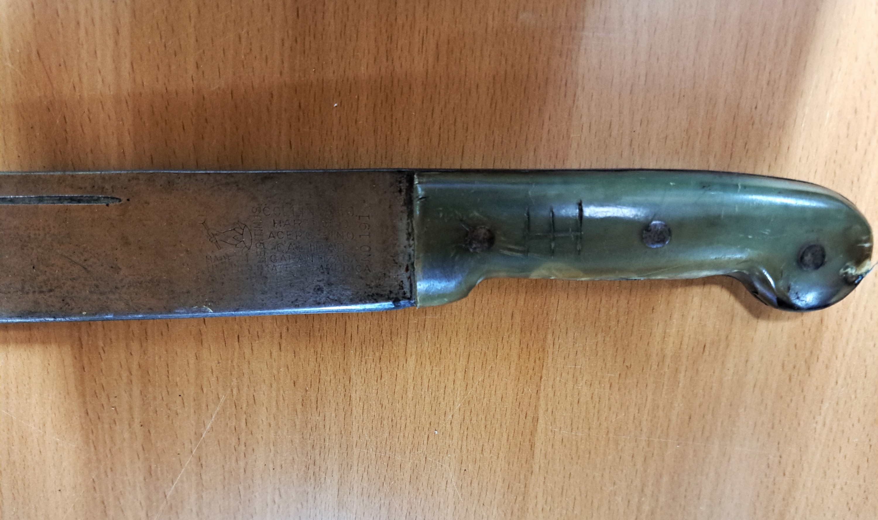 Detail c: Konvolut aus vier Blankwaffen: Ausgeh- Seitengewehr 40er Jahre, Stahlgefäß, Bakelit Griffschalen, Scheide mit Koppelschuh, Länge 35cm; ...