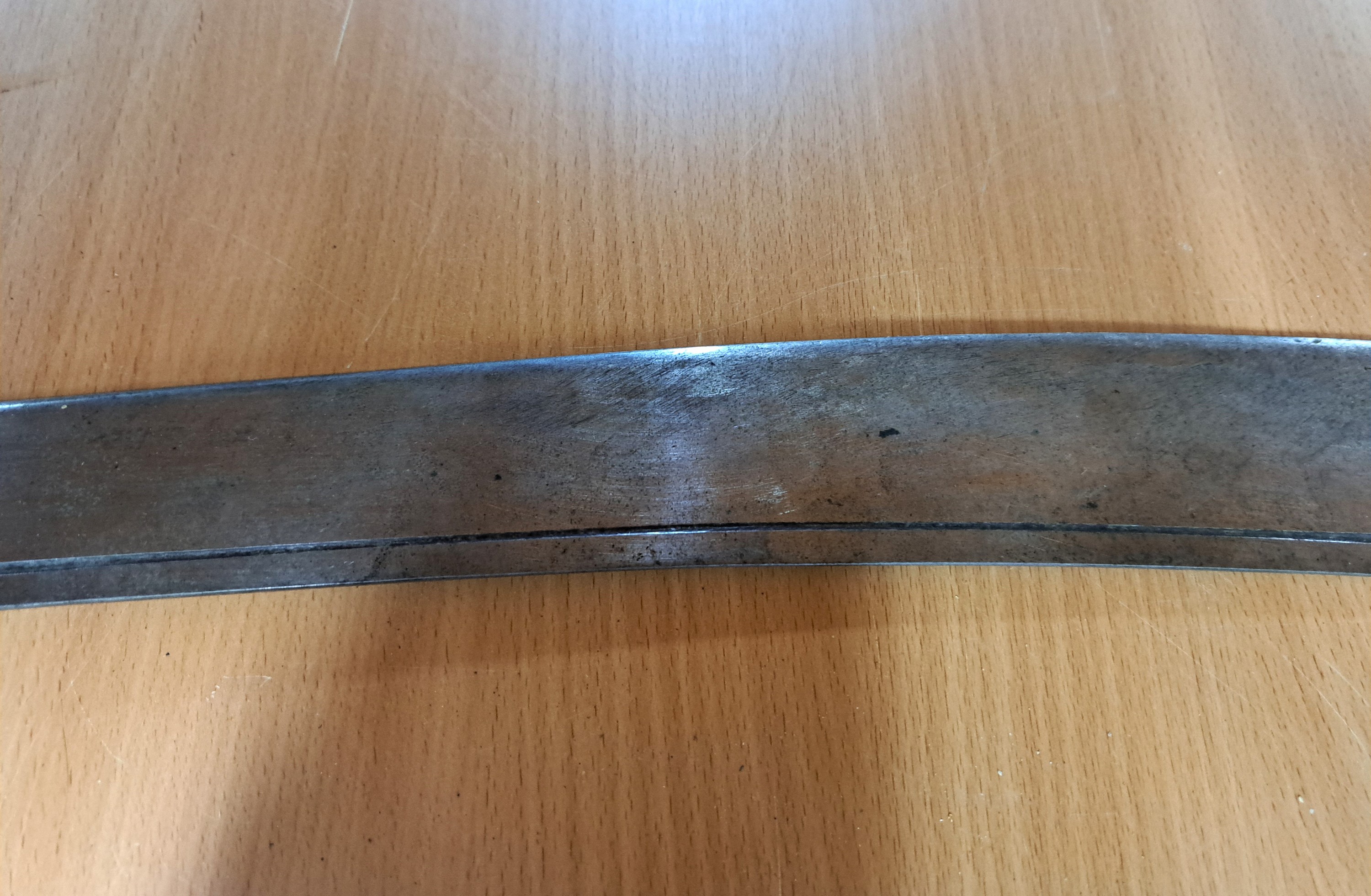 Detail d: Konvolut aus vier Blankwaffen: Ausgeh- Seitengewehr 40er Jahre, Stahlgefäß, Bakelit Griffschalen, Scheide mit Koppelschuh, Länge 35cm; ...