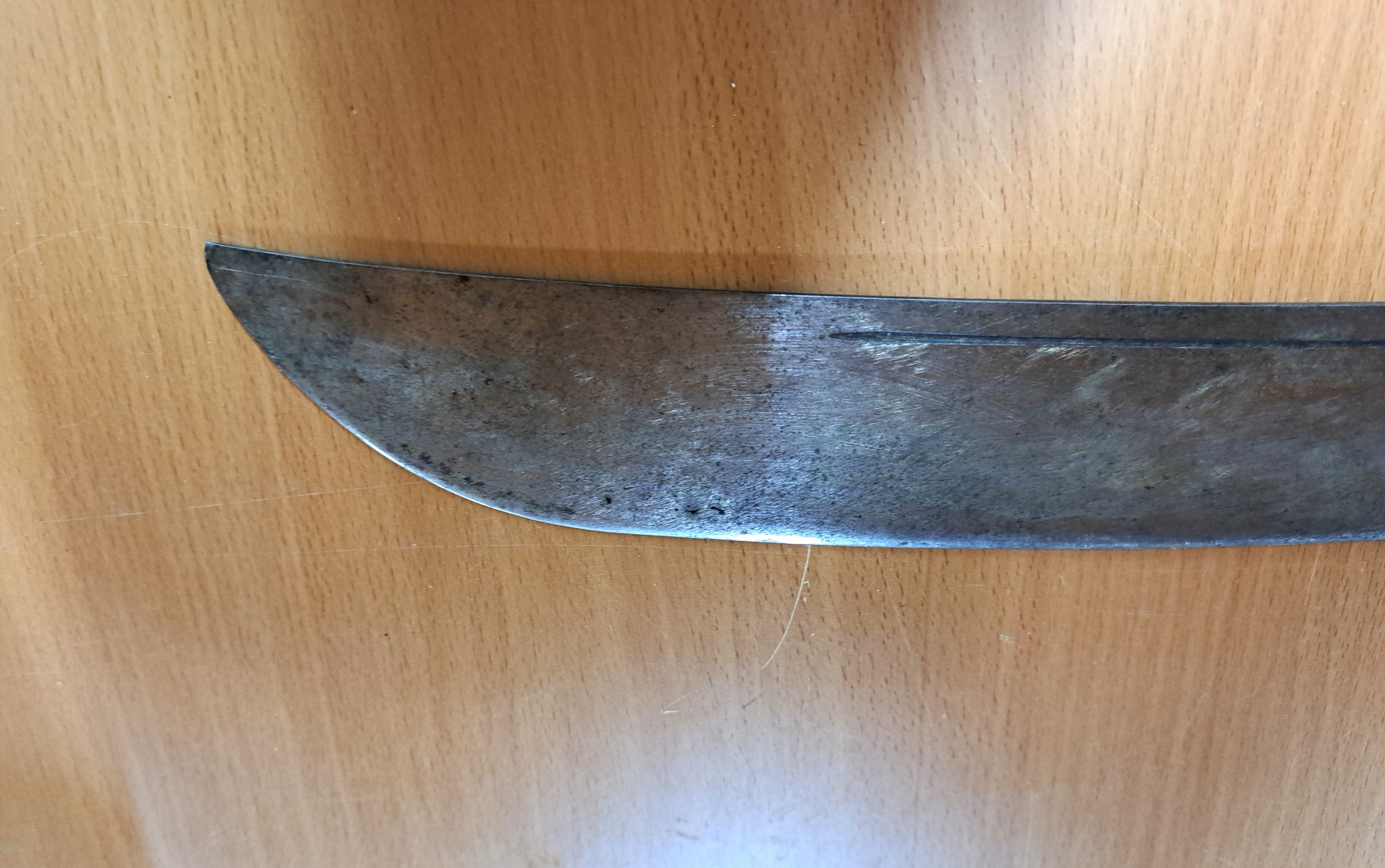 Detail e: Konvolut aus vier Blankwaffen: Ausgeh- Seitengewehr 40er Jahre, Stahlgefäß, Bakelit Griffschalen, Scheide mit Koppelschuh, Länge 35cm; ...