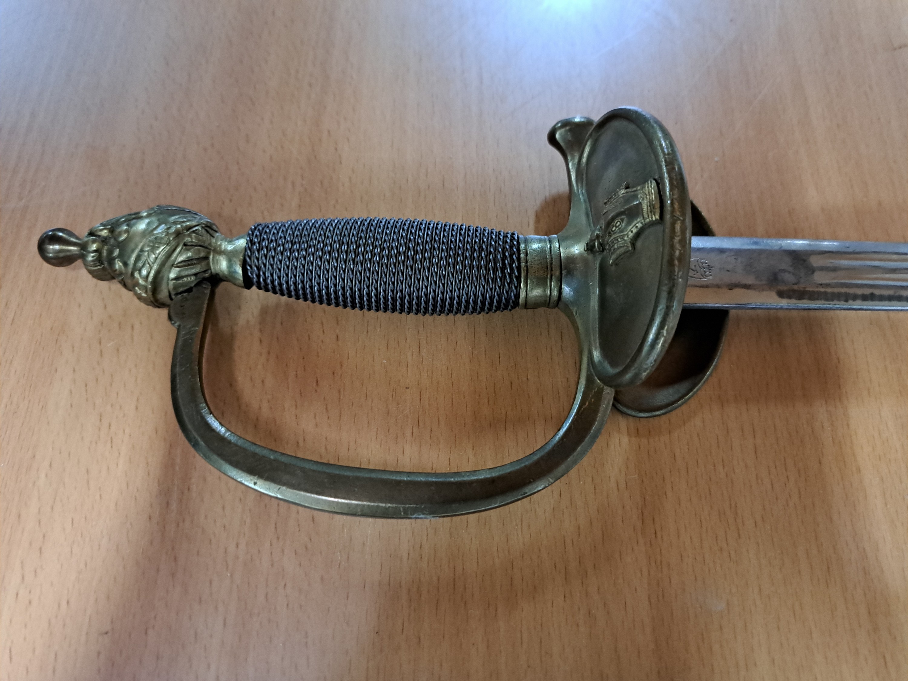 Detail f: Konvolut aus vier Blankwaffen: Ausgeh- Seitengewehr 40er Jahre, Stahlgefäß, Bakelit Griffschalen, Scheide mit Koppelschuh, Länge 35cm; ...