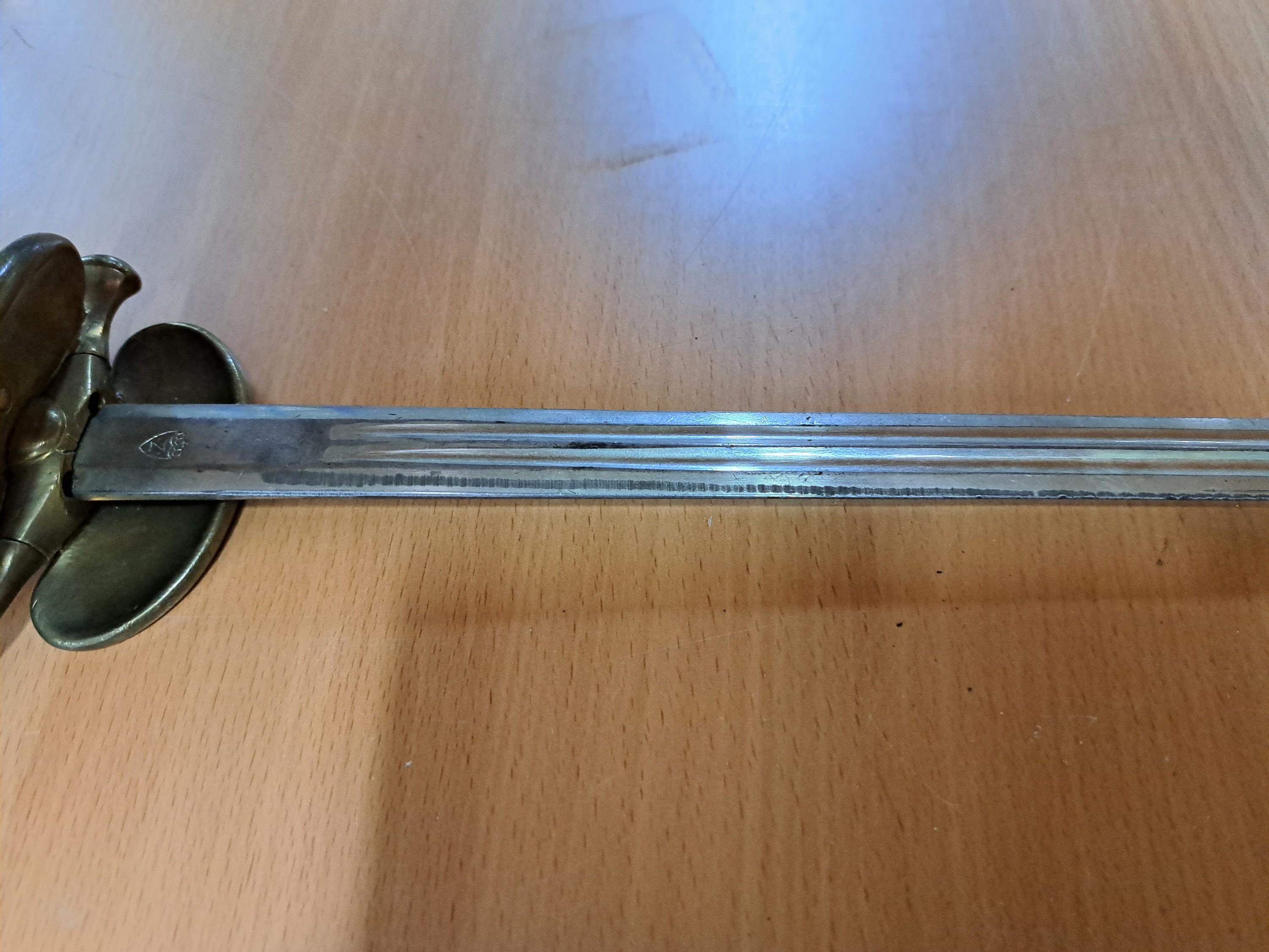 Detail g: Konvolut aus vier Blankwaffen: Ausgeh- Seitengewehr 40er Jahre, Stahlgefäß, Bakelit Griffschalen, Scheide mit Koppelschuh, Länge 35cm; ...