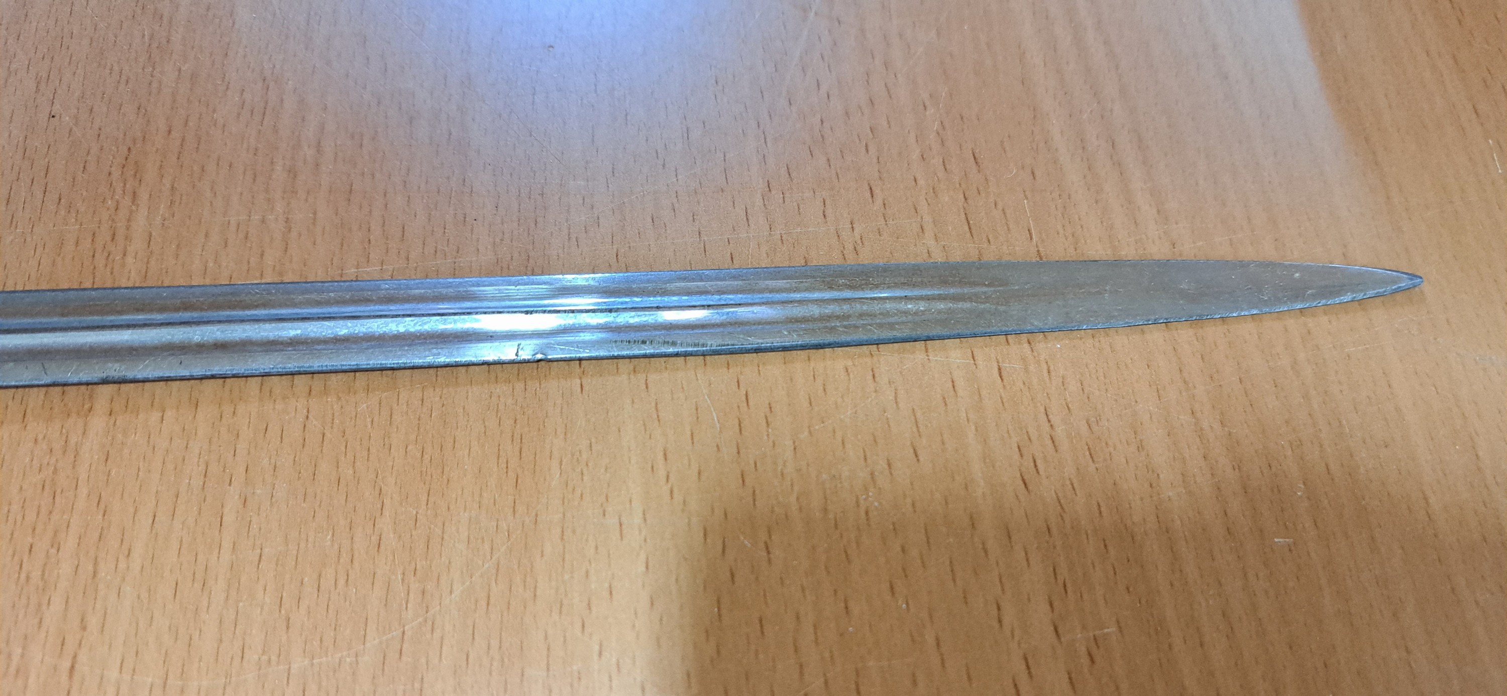 Detail h: Konvolut aus vier Blankwaffen: Ausgeh- Seitengewehr 40er Jahre, Stahlgefäß, Bakelit Griffschalen, Scheide mit Koppelschuh, Länge 35cm; ...