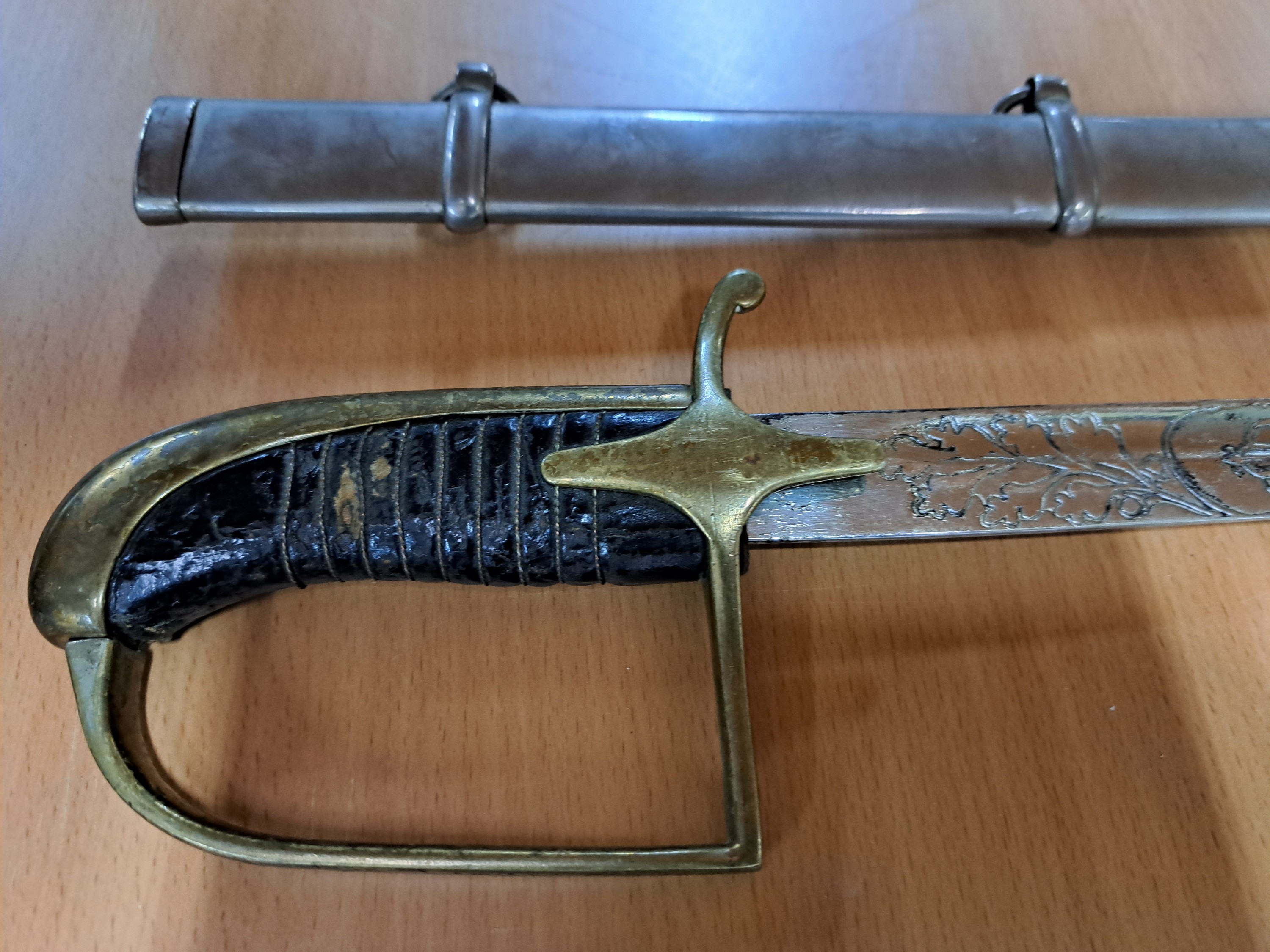 Detail i: Konvolut aus vier Blankwaffen: Ausgeh- Seitengewehr 40er Jahre, Stahlgefäß, Bakelit Griffschalen, Scheide mit Koppelschuh, Länge 35cm; ...