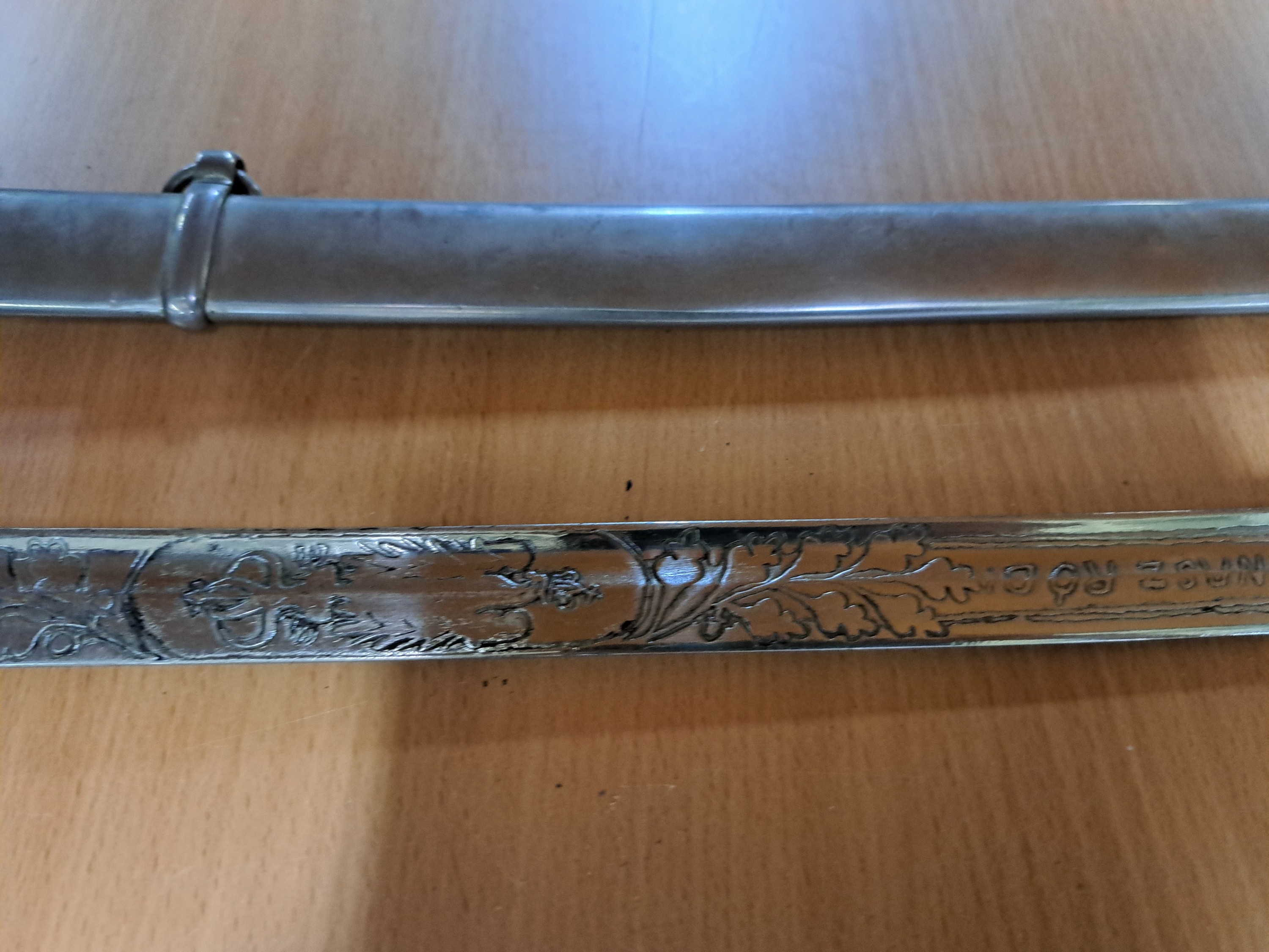 Detail j: Konvolut aus vier Blankwaffen: Ausgeh- Seitengewehr 40er Jahre, Stahlgefäß, Bakelit Griffschalen, Scheide mit Koppelschuh, Länge 35cm; ...