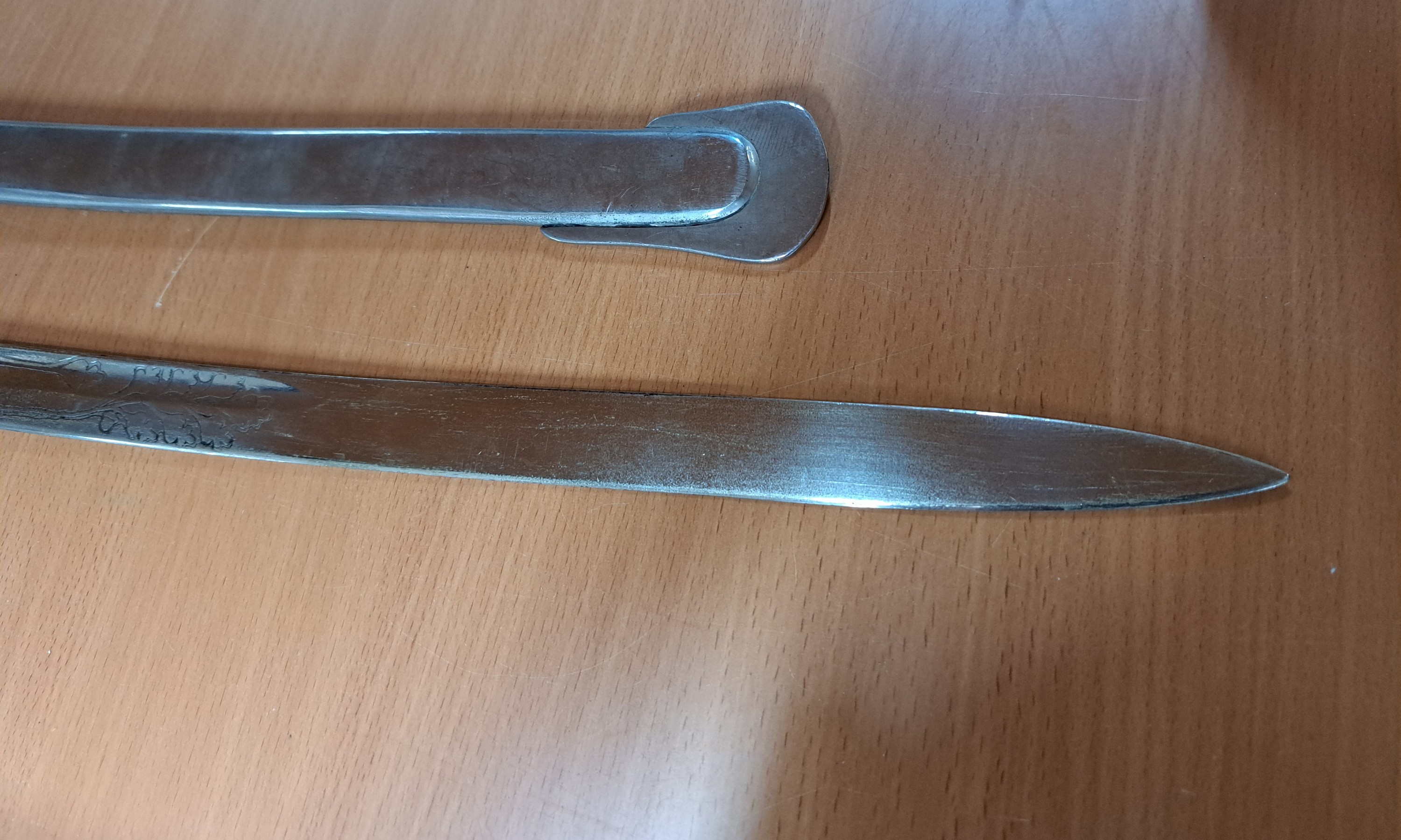 Detail k: Konvolut aus vier Blankwaffen: Ausgeh- Seitengewehr 40er Jahre, Stahlgefäß, Bakelit Griffschalen, Scheide mit Koppelschuh, Länge 35cm; ...