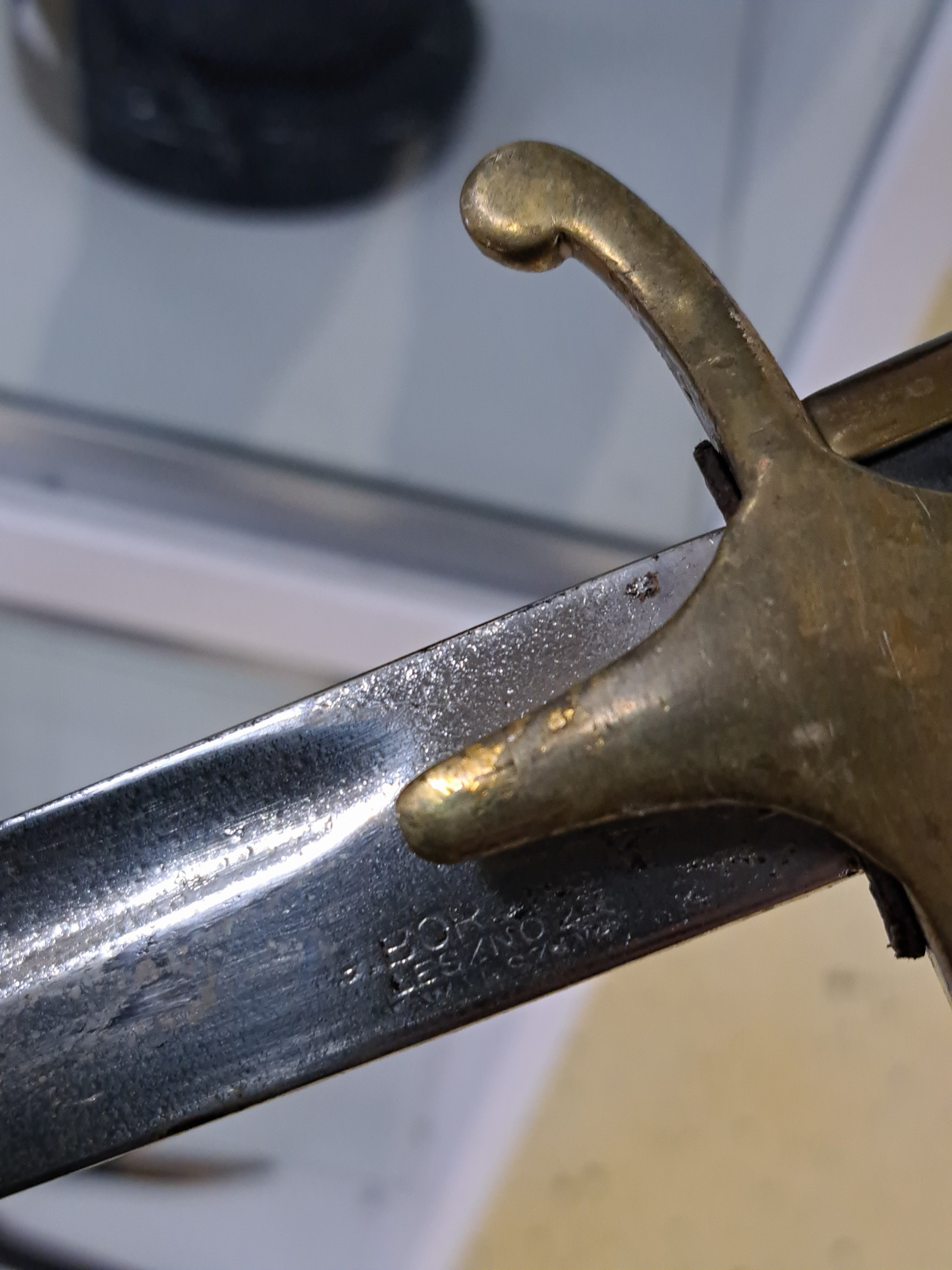 Detail l: Konvolut aus vier Blankwaffen: Ausgeh- Seitengewehr 40er Jahre, Stahlgefäß, Bakelit Griffschalen, Scheide mit Koppelschuh, Länge 35cm; ...