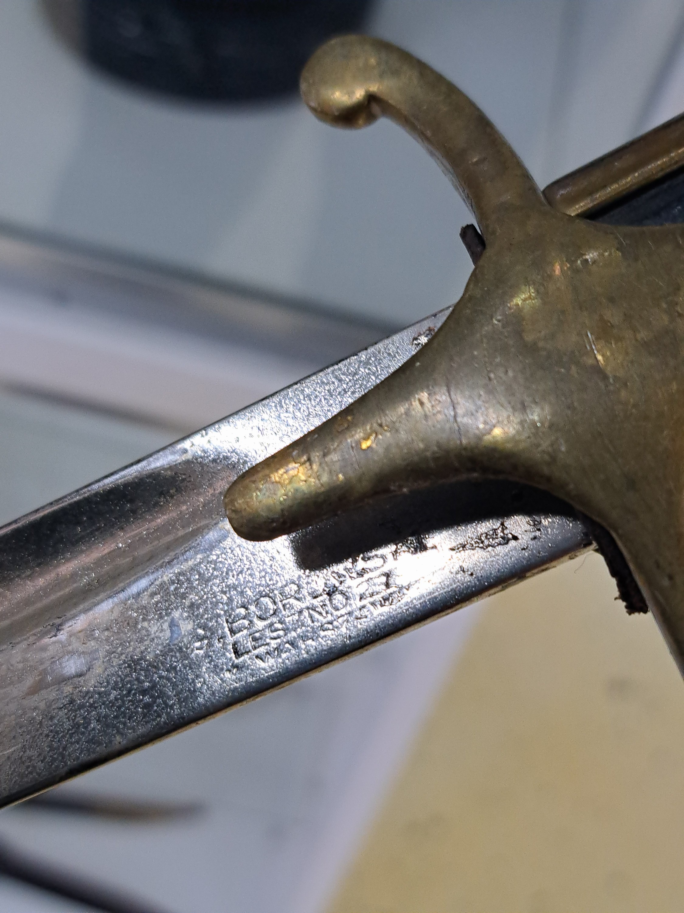 Detail m: Konvolut aus vier Blankwaffen: Ausgeh- Seitengewehr 40er Jahre, Stahlgefäß, Bakelit Griffschalen, Scheide mit Koppelschuh, Länge 35cm; ...