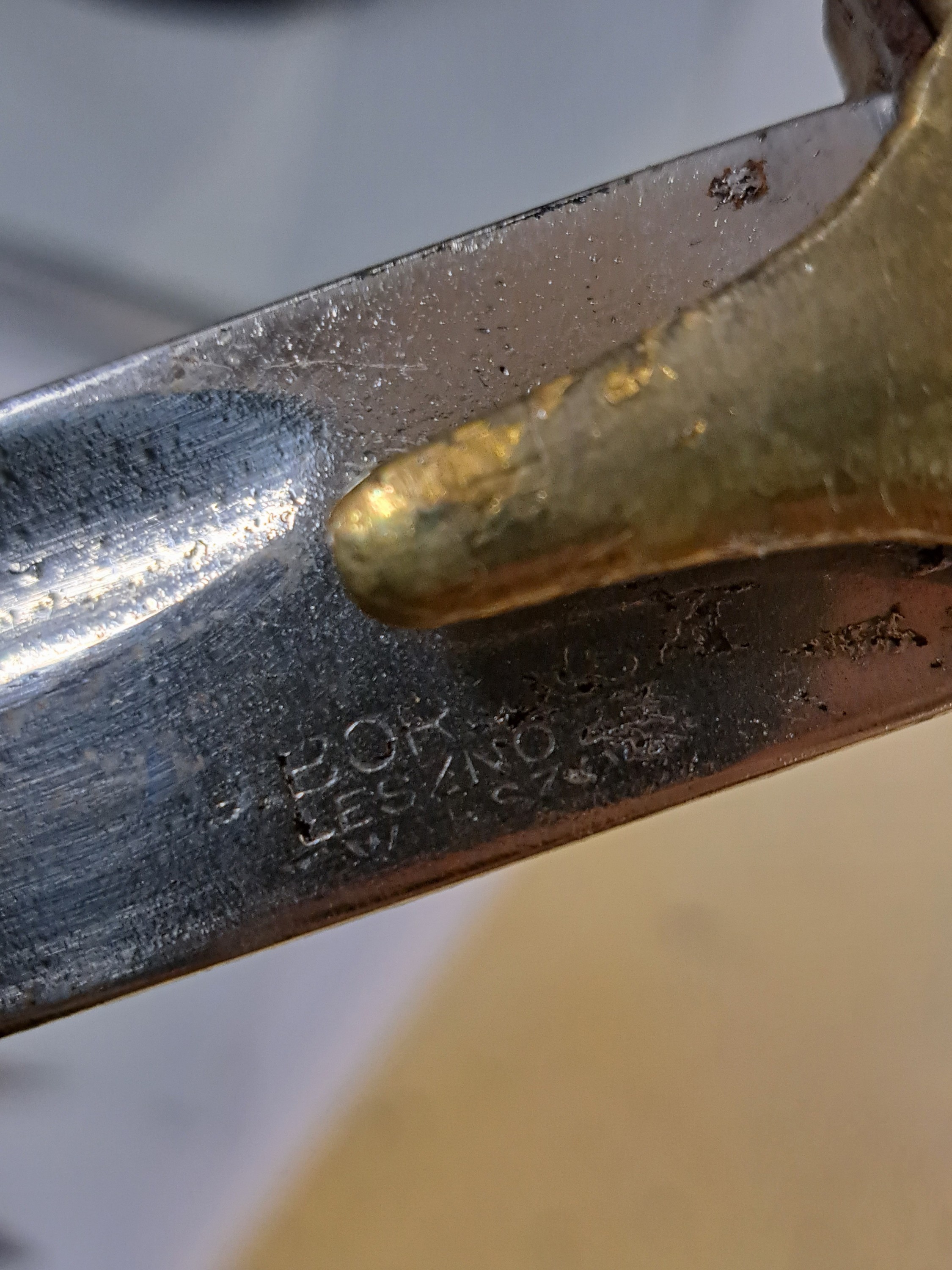 Detail n: Konvolut aus vier Blankwaffen: Ausgeh- Seitengewehr 40er Jahre, Stahlgefäß, Bakelit Griffschalen, Scheide mit Koppelschuh, Länge 35cm; ...