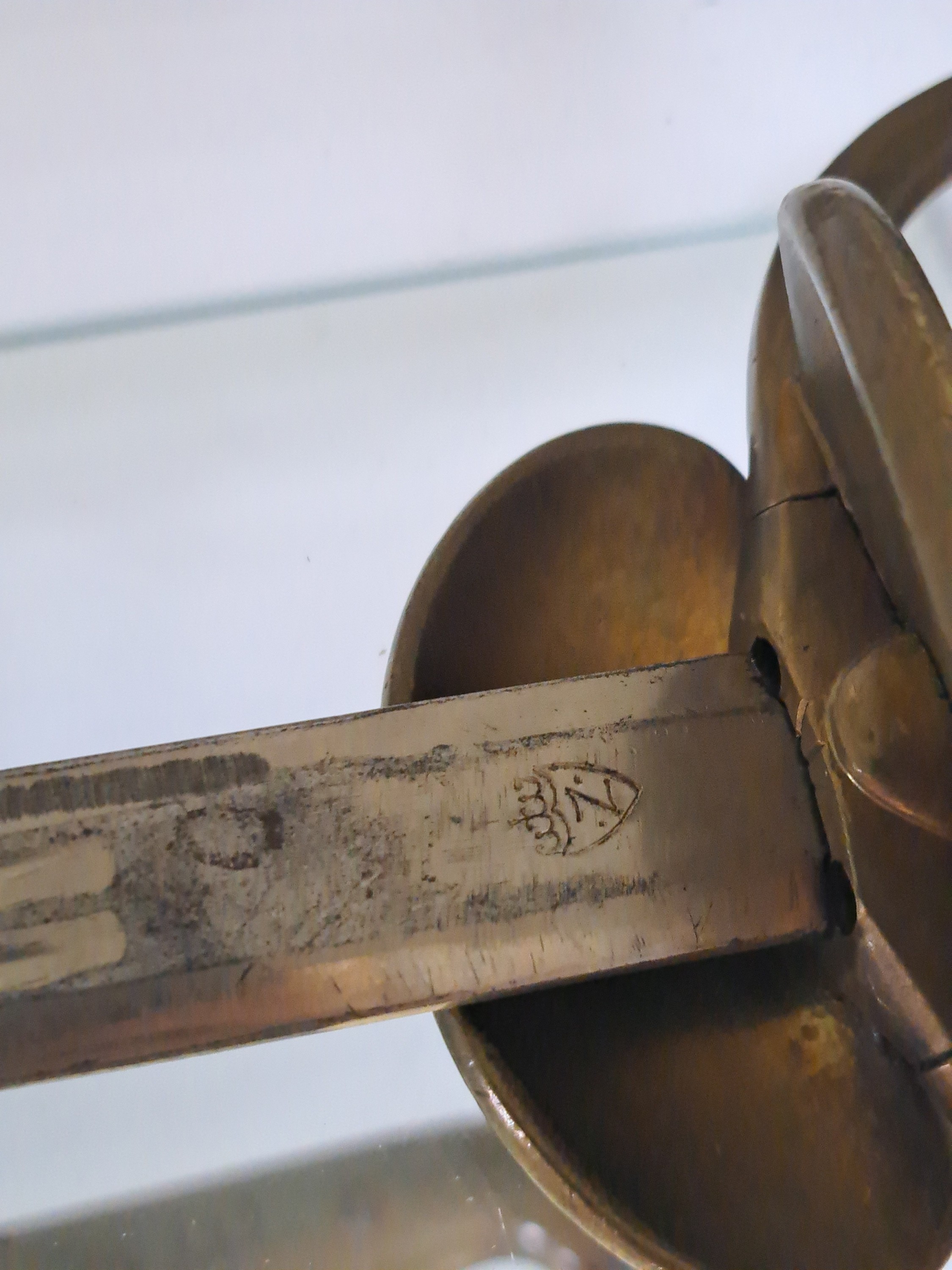 Detail o: Konvolut aus vier Blankwaffen: Ausgeh- Seitengewehr 40er Jahre, Stahlgefäß, Bakelit Griffschalen, Scheide mit Koppelschuh, Länge 35cm; ...