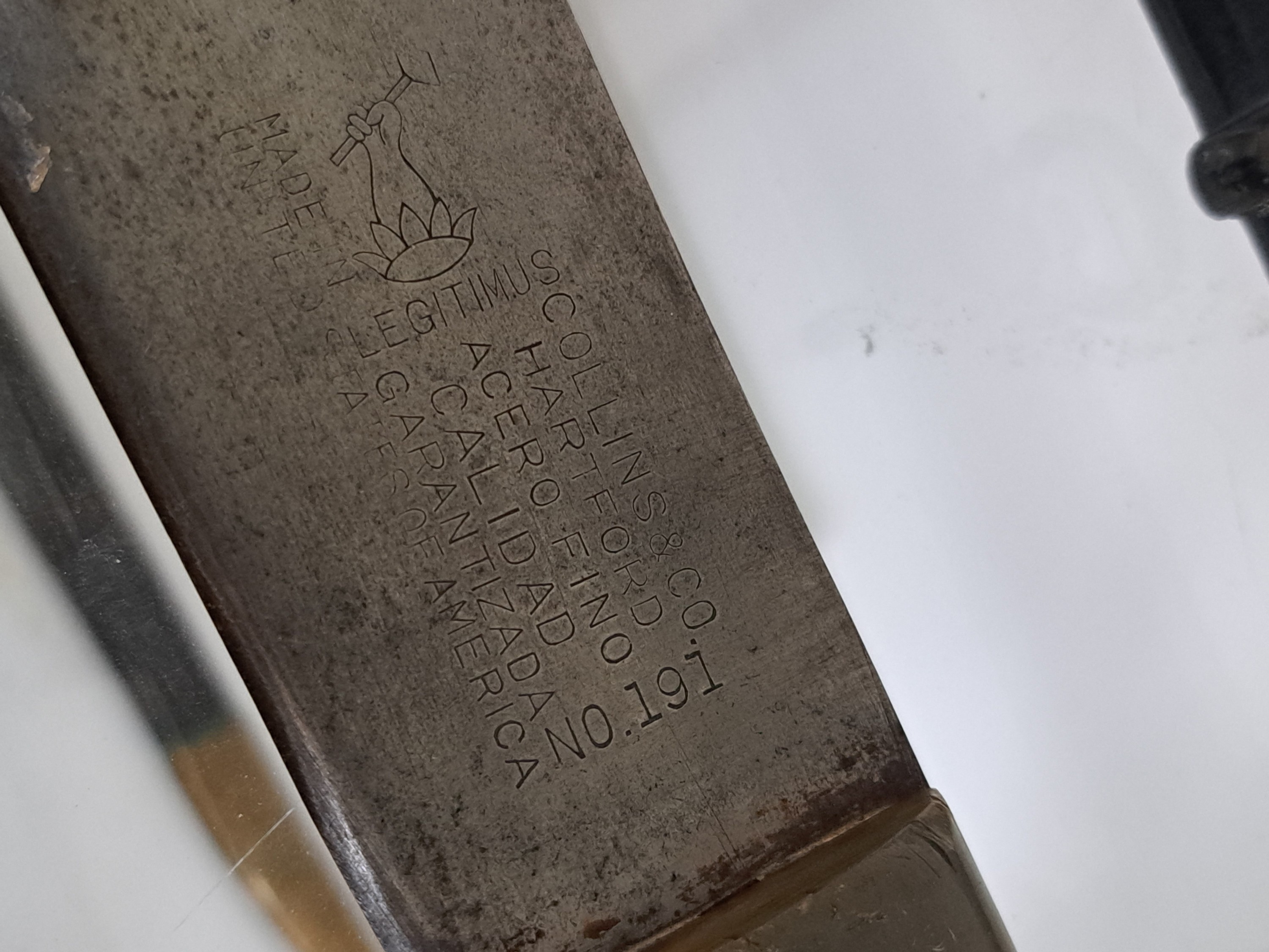Detail p: Konvolut aus vier Blankwaffen: Ausgeh- Seitengewehr 40er Jahre, Stahlgefäß, Bakelit Griffschalen, Scheide mit Koppelschuh, Länge 35cm; ...