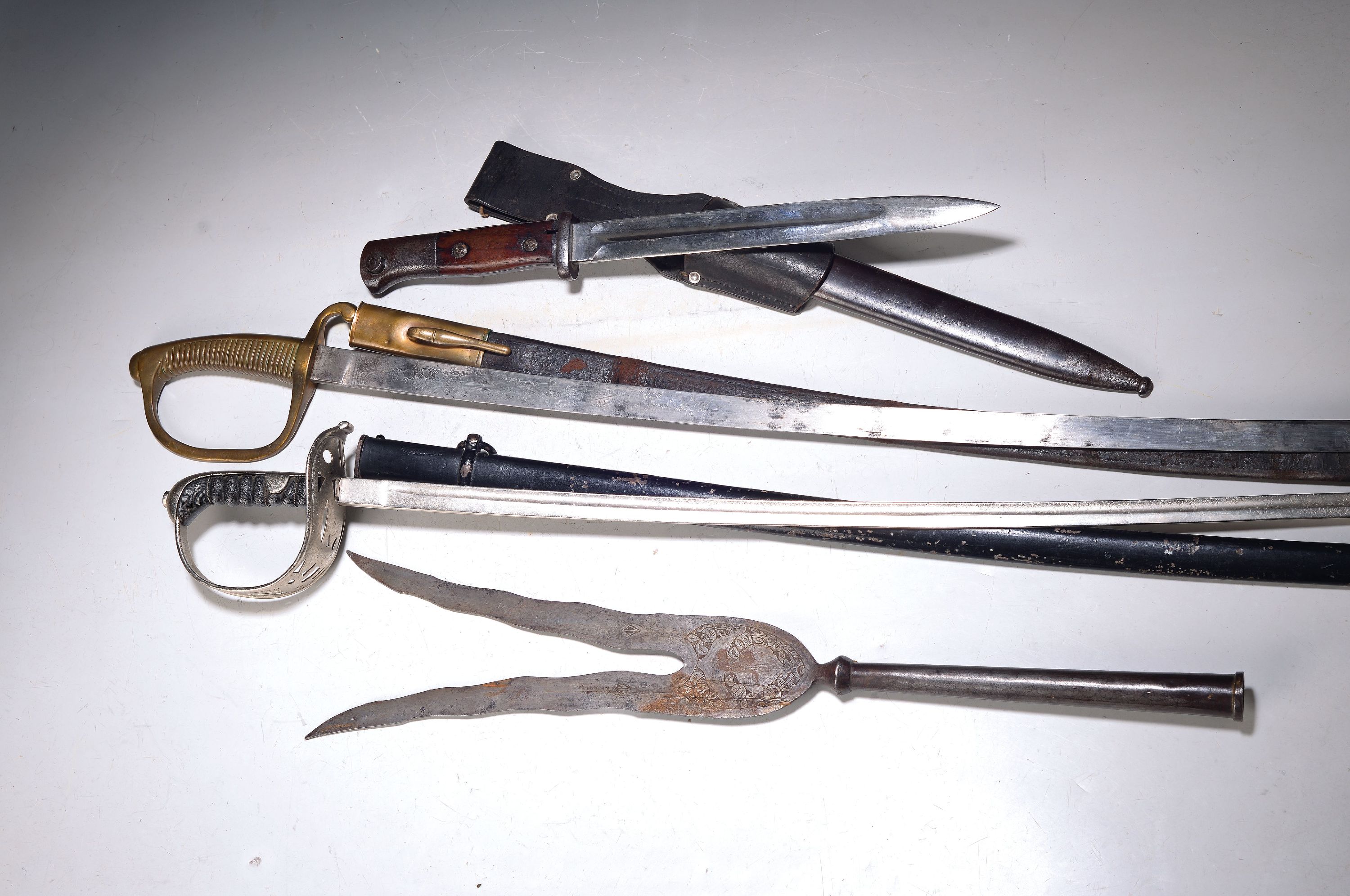 Konvolut aus vier Blankwaffen, Seitengewehr 84/98, J.A. Henckels Zwillingswerk; bekröntes W mit Jahreszahl "18". 1.Weltkrieg, Stahlgefäß ...