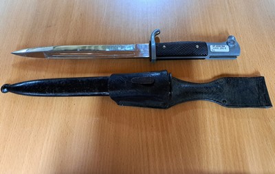26957474a - Konvolut aus vier Blankwaffen: Ausgeh- Seitengewehr 40er Jahre, Stahlgefäß, ...