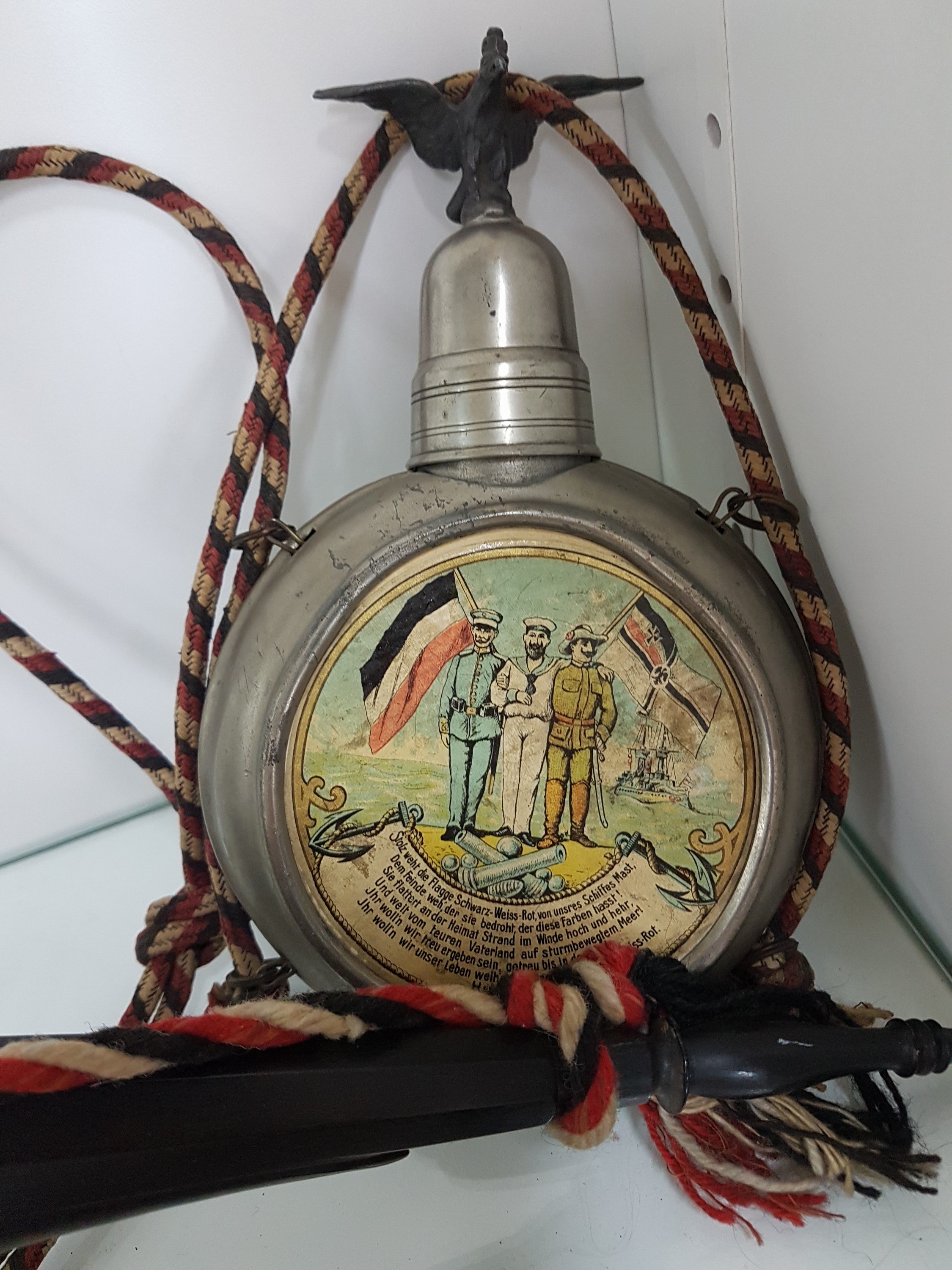 Detail a: Lot Kaiserreich, um 1900/1920, Reservistenflasche: Beidseitig lithographiert, Ausstattung unvollständig, Deckel mit Adlerbekrönung, Kordel, Höhe ...