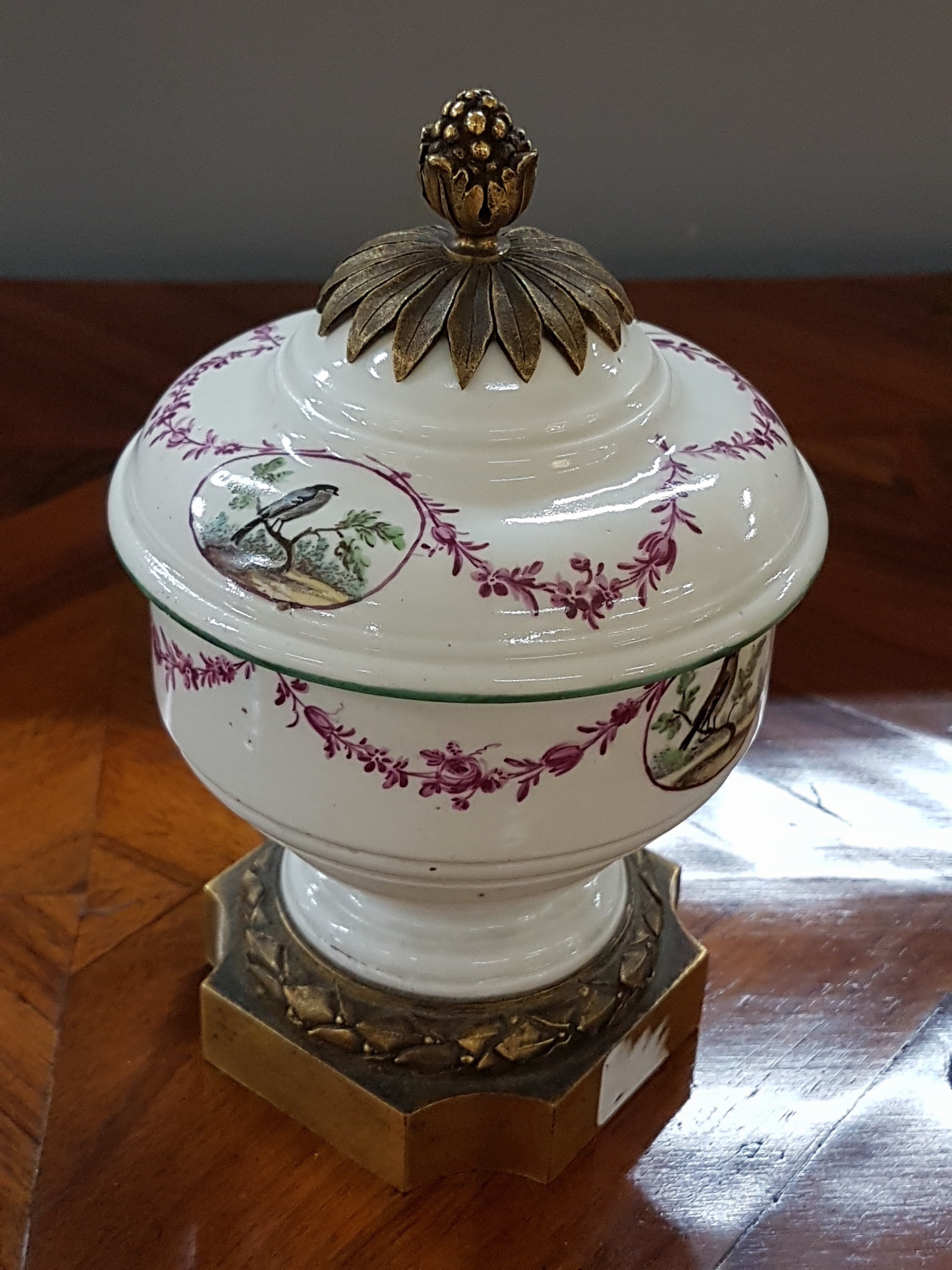 Detail b: Deckelgefäß, Frankenthal, um 1770, mit Bronzemontur, Vogelmalereien in Kartuschen, purpurfarbene Blumengirlanden, H. ca. 16.5 cm