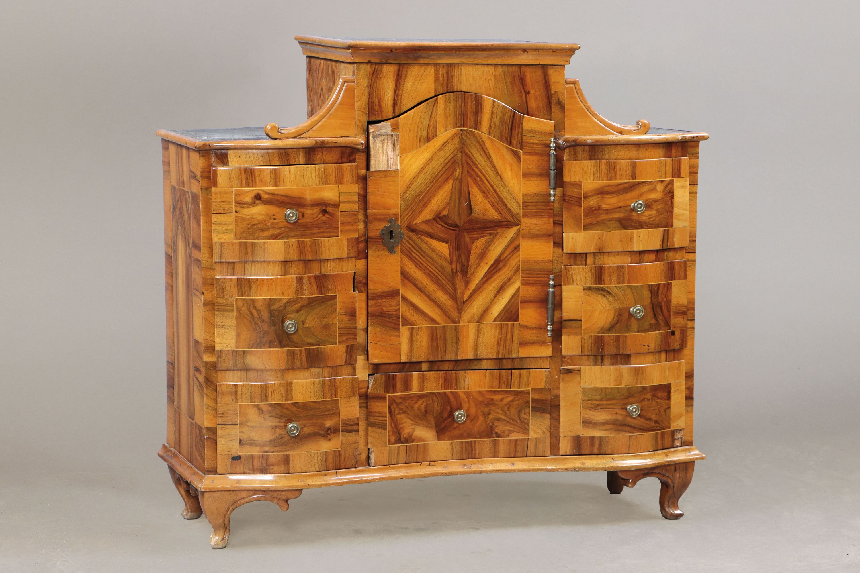 Aufsatz, Barock, um 1760, Nussbaumfurnier, Mitteltür und 7 Schubladen, Furnierfehlstellen, auf Beinchen stehend, ca. 88 x 95 x 34 cm, EZ 3, ein ...