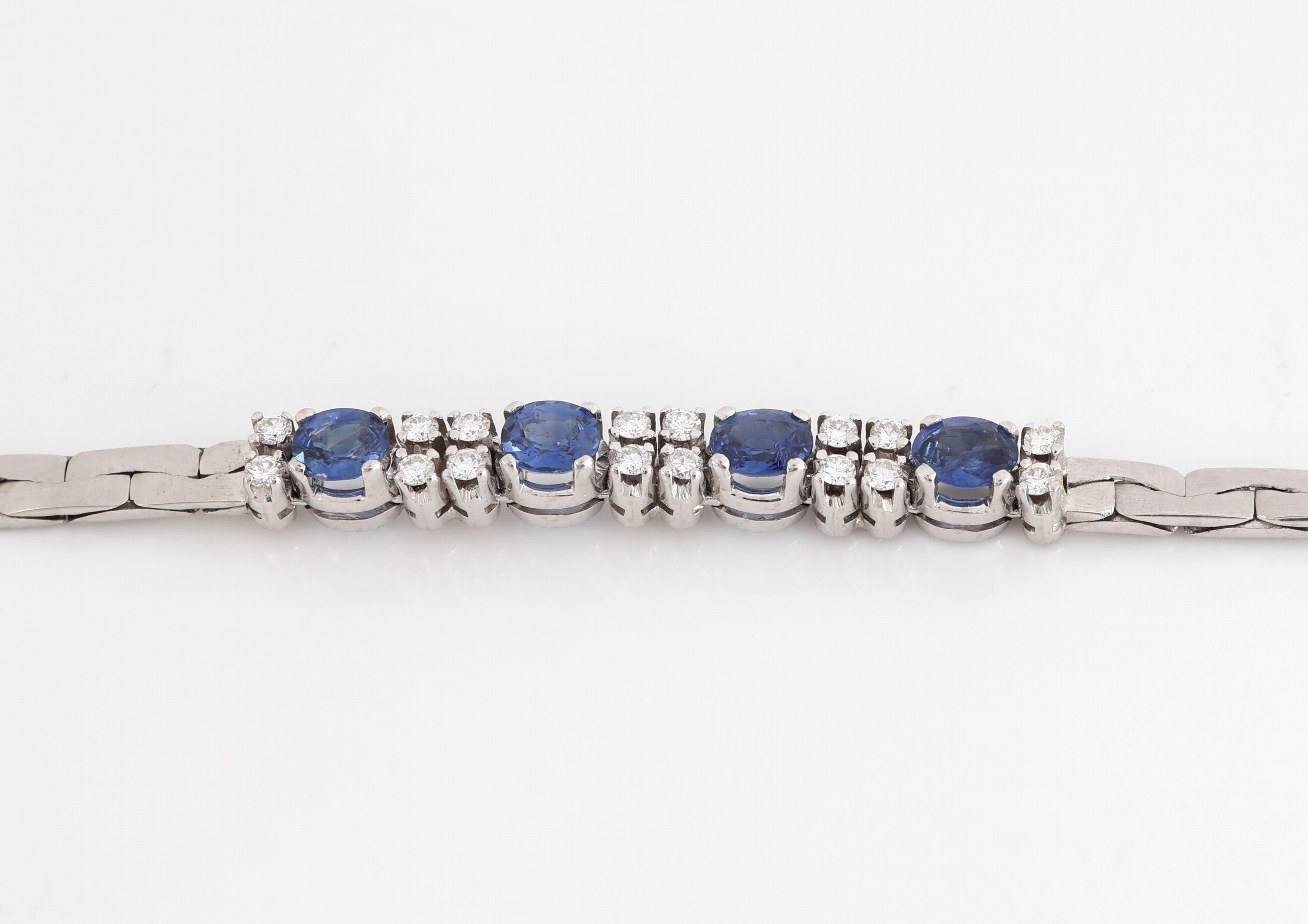 Detail a: 18 kt Gold Saphir-Brillant-Armband, WG 750/000, 4 ovalfacett. Saphire zus. ca. 2.00 ct, 16 Brillanten zus. ca. 0.32 ct Weiß/si, L.ca. 18.5 cm, ...