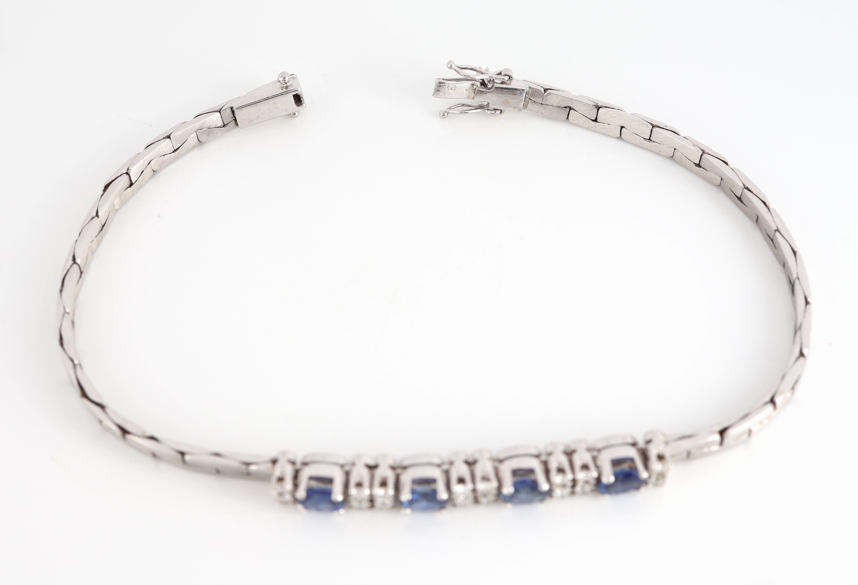 Detail c: 18 kt Gold Saphir-Brillant-Armband, WG 750/000, 4 ovalfacett. Saphire zus. ca. 2.00 ct, 16 Brillanten zus. ca. 0.32 ct Weiß/si, L.ca. 18.5 cm, ...