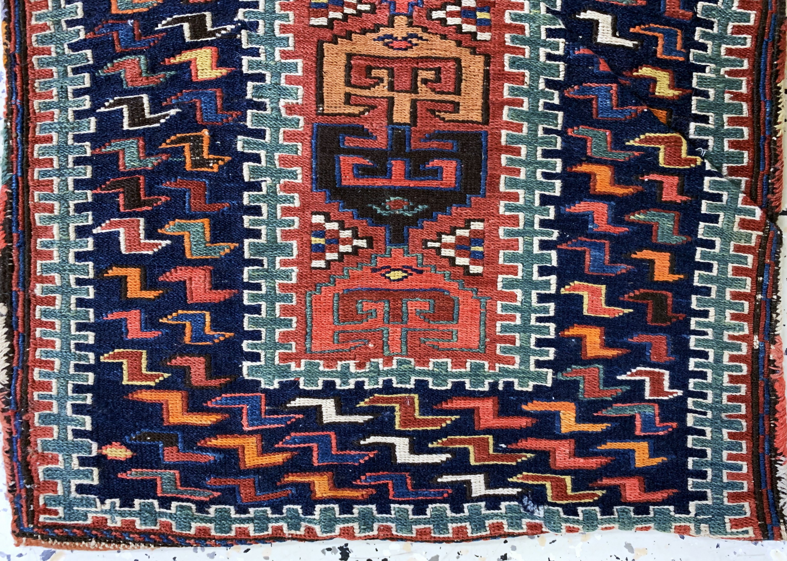 Detail b: Shahsawan Sumakh-Tasche, Persien, um 1900, Wolle auf Wolle, ca. 60 x 50 cm, EHZ: 2