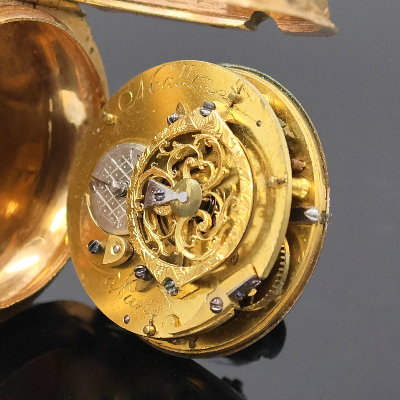 Detail c: MALLET à Paris Email-Spindeltaschenuhr im vergoldetem Gehäuse, Frankreich um 1770, reich verziertes Geh. m. großem Außenscharnier, rücks. ...