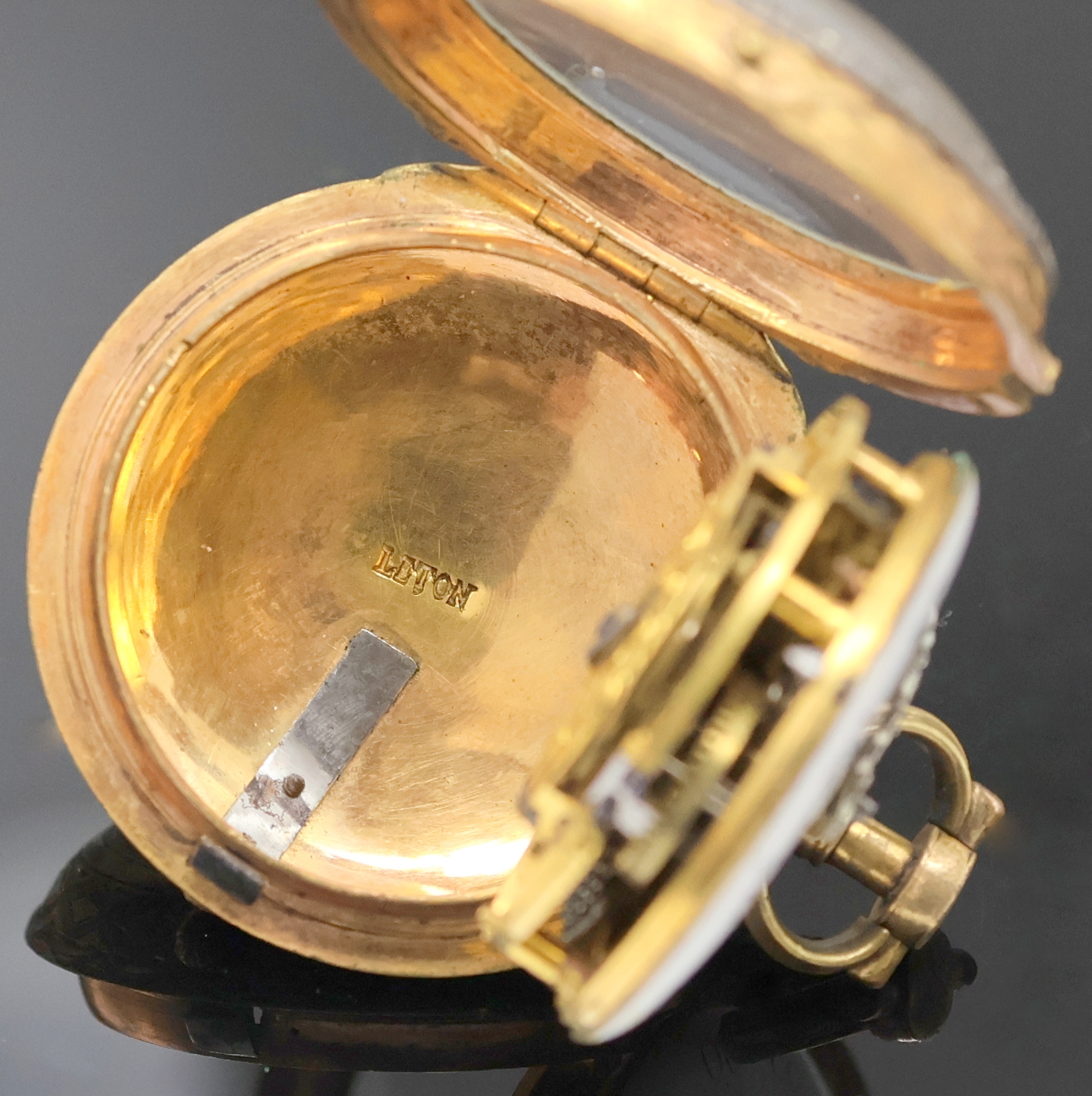 Detail d: MALLET à Paris Email-Spindeltaschenuhr im vergoldetem Gehäuse, Frankreich um 1770, reich verziertes Geh. m. großem Außenscharnier, rücks. ...