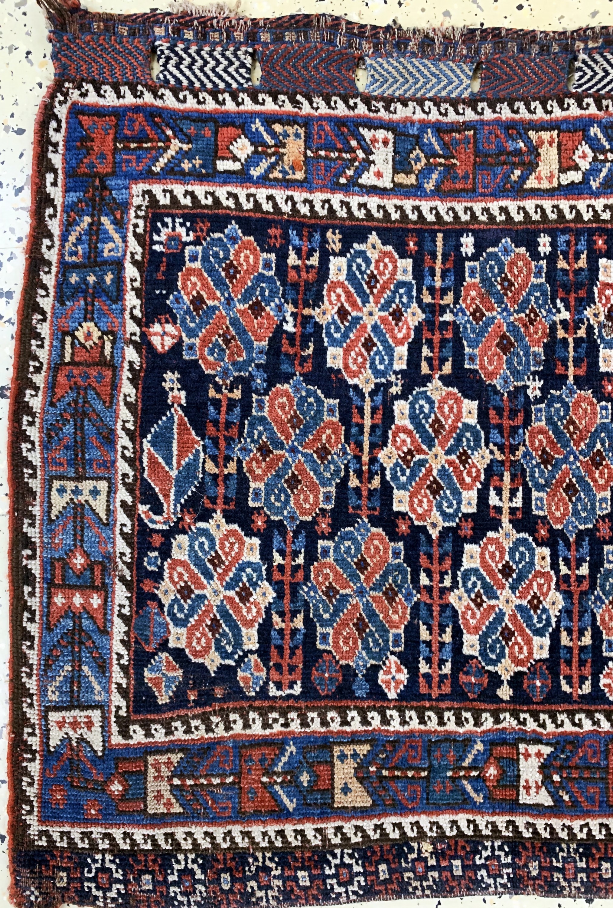 Detail b: Shahsawan Taschenfront, Persien, 19.Jhd, Wolle auf Wolle, ca. 80 x 70 cm, EHZ: 4(Mottenfraß)
