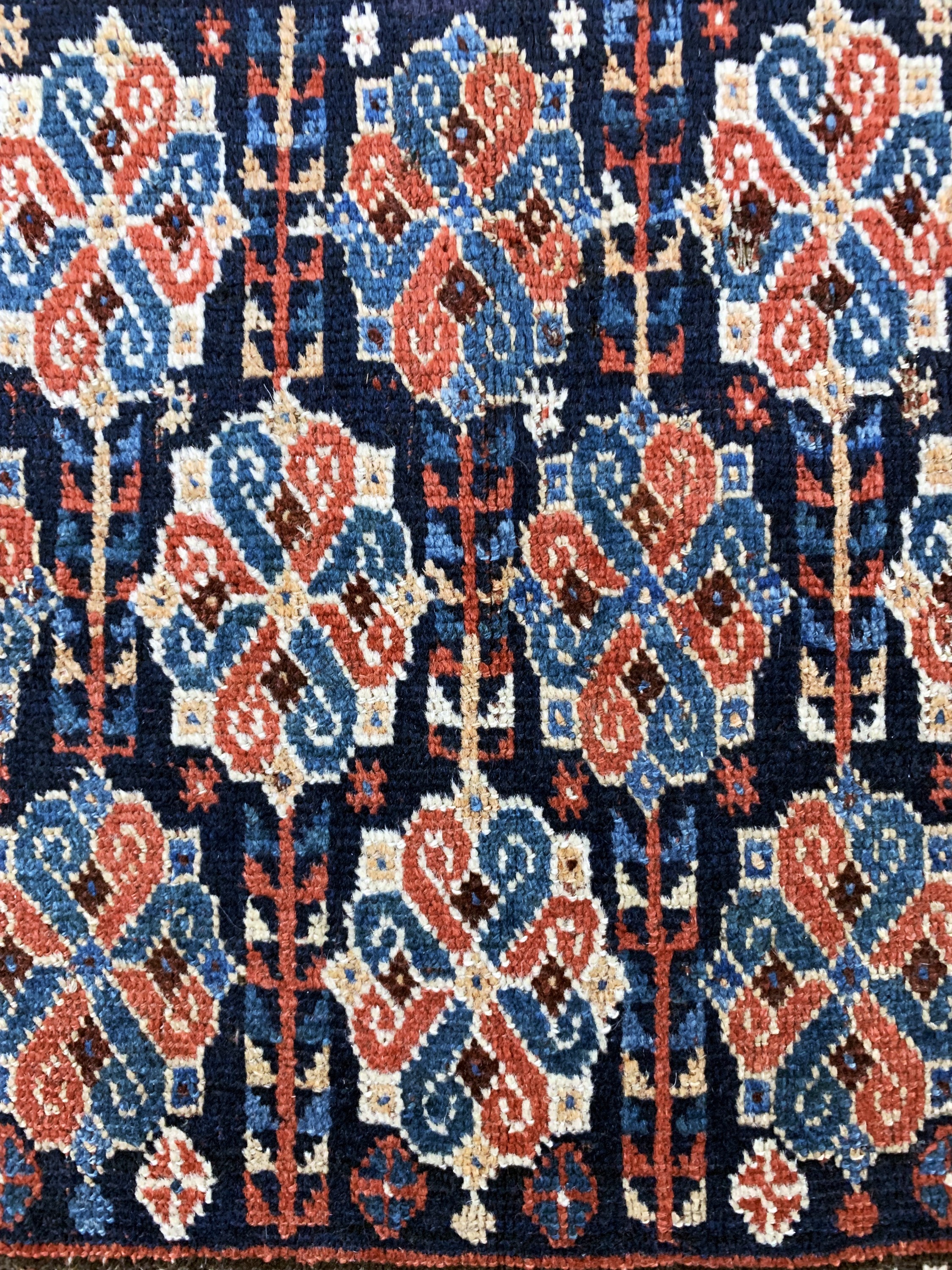 Detail c: Shahsawan Taschenfront, Persien, 19.Jhd, Wolle auf Wolle, ca. 80 x 70 cm, EHZ: 4(Mottenfraß)