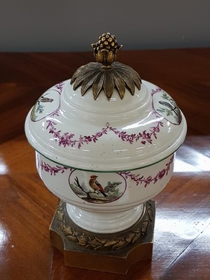 26957736a - Deckelgefäß, Frankenthal, um 1770, mit Bronzemontur, Vogelmalereien in ...