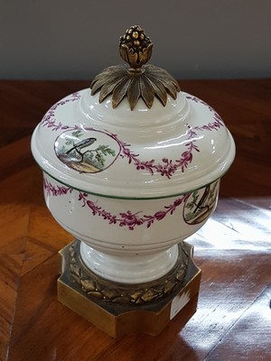 26957736b - Deckelgefäß, Frankenthal, um 1770, mit Bronzemontur, Vogelmalereien in ...
